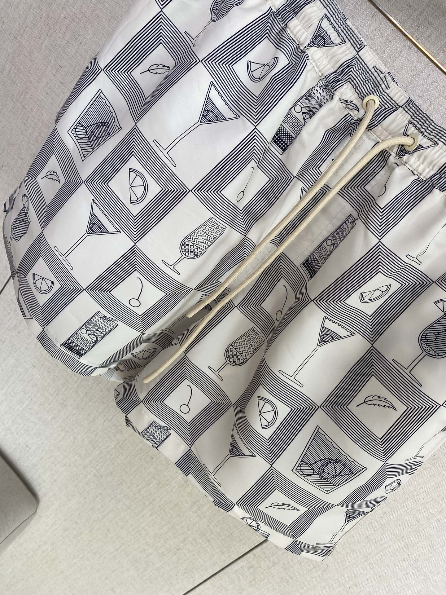 Loro Piana Badeshorts Grau mit Cocktail-Print – Leichte Swim Shorts