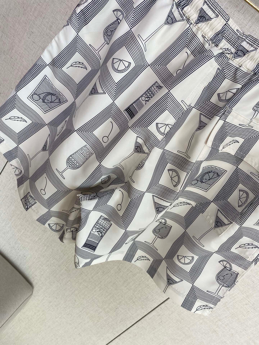 Loro Piana Badeshorts Grau mit Cocktail-Print – Leichte Swim Shorts