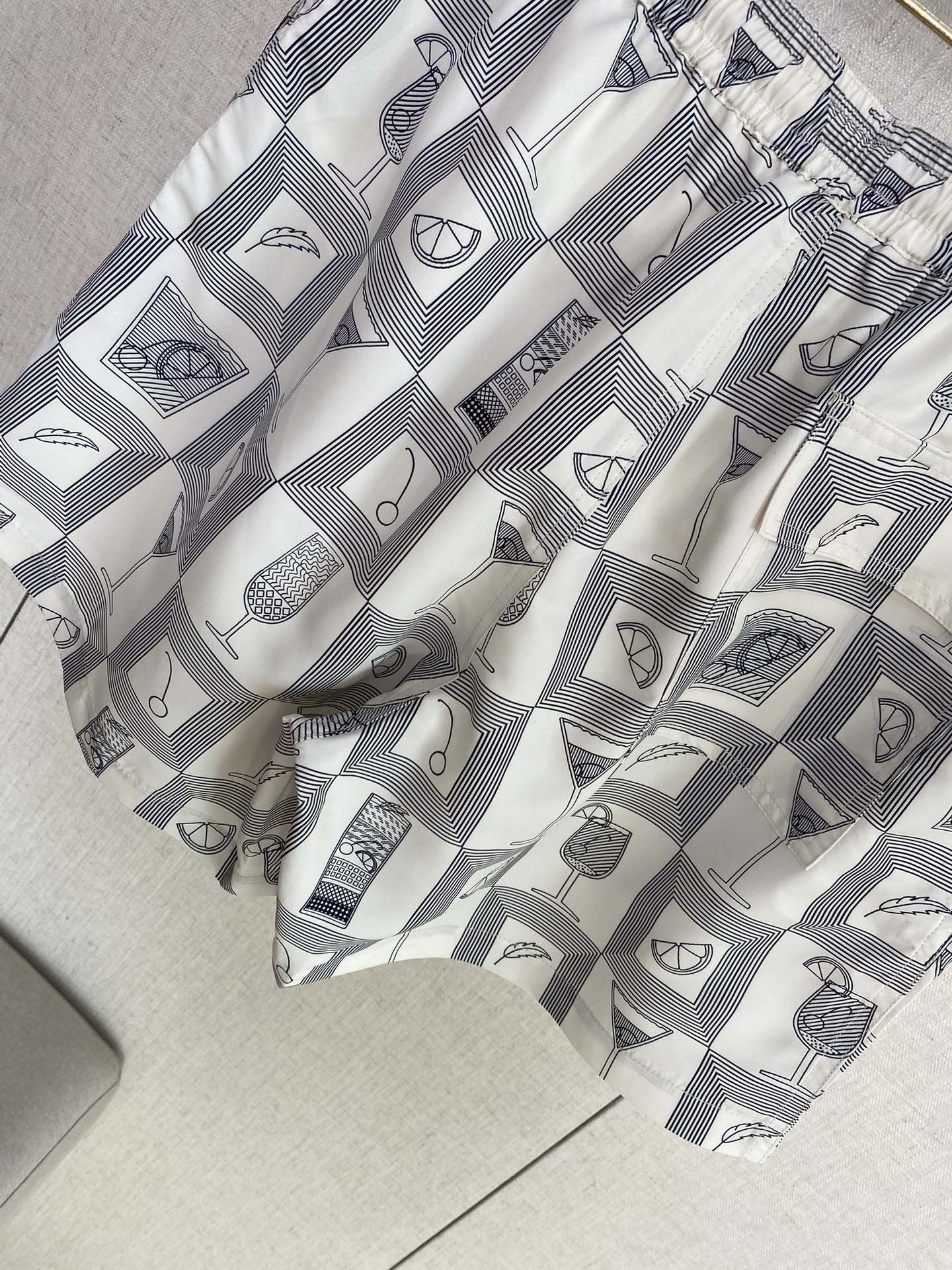 Loro Piana Badeshorts Grau mit Cocktail-Print – Leichte Swim Shorts