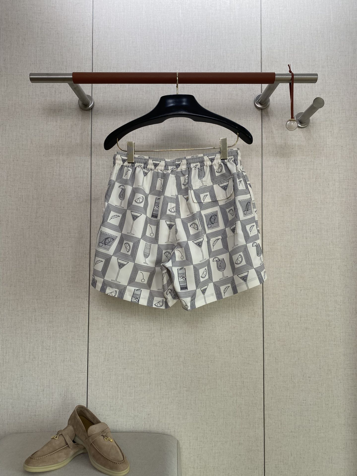 Loro Piana Badeshorts Grau mit Cocktail-Print – Leichte Swim Shorts