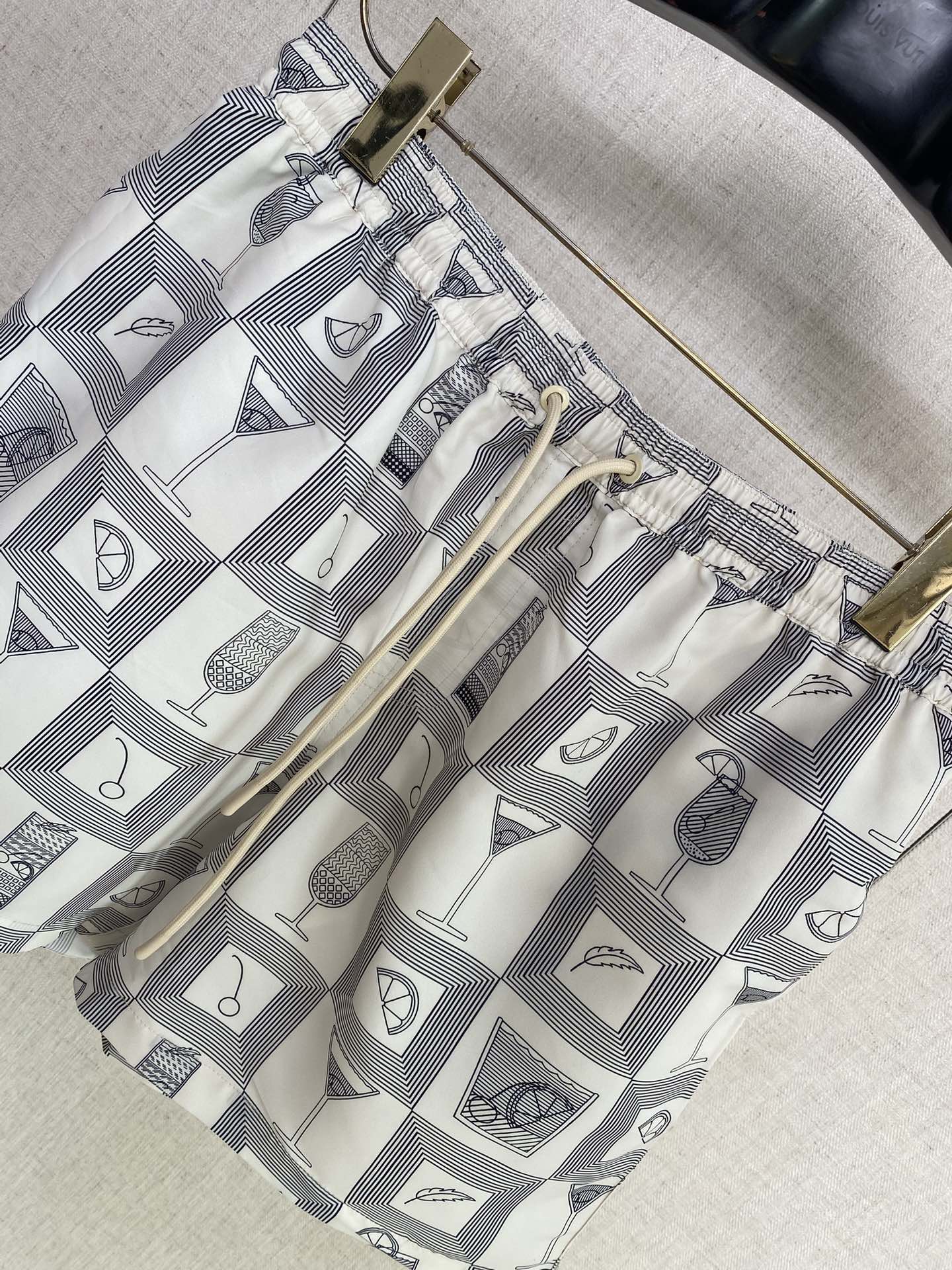 Loro Piana Badeshorts Grau mit Cocktail-Print – Leichte Swim Shorts