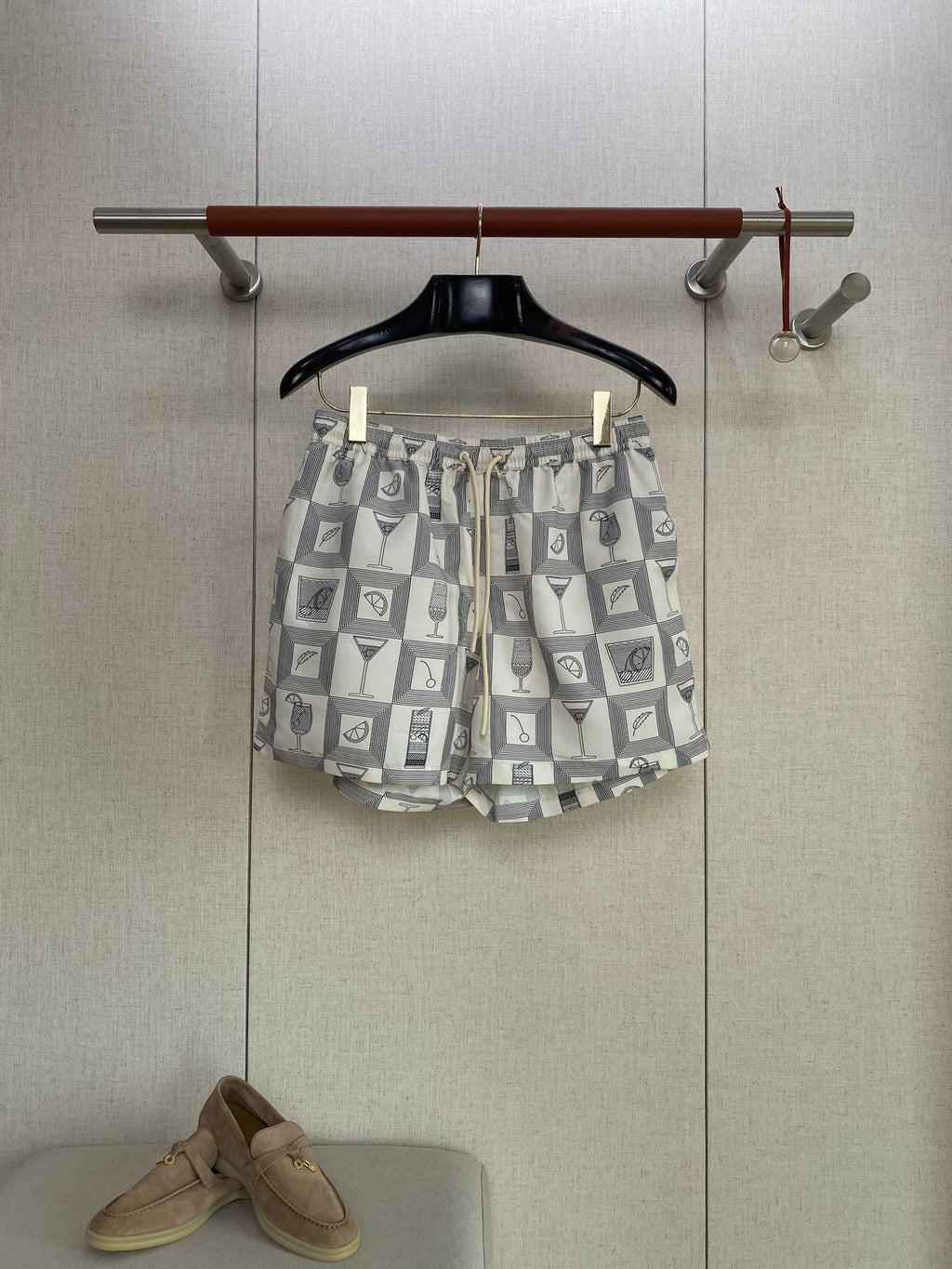 Loro Piana Badeshorts Grau mit Cocktail-Print – Leichte Swim Shorts