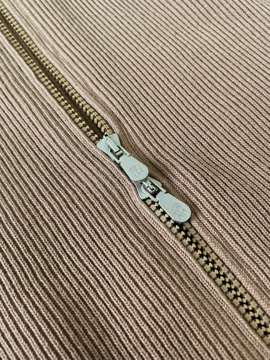 Brunello Cucinelli Strickjacke mit Reissverschluss in Beige