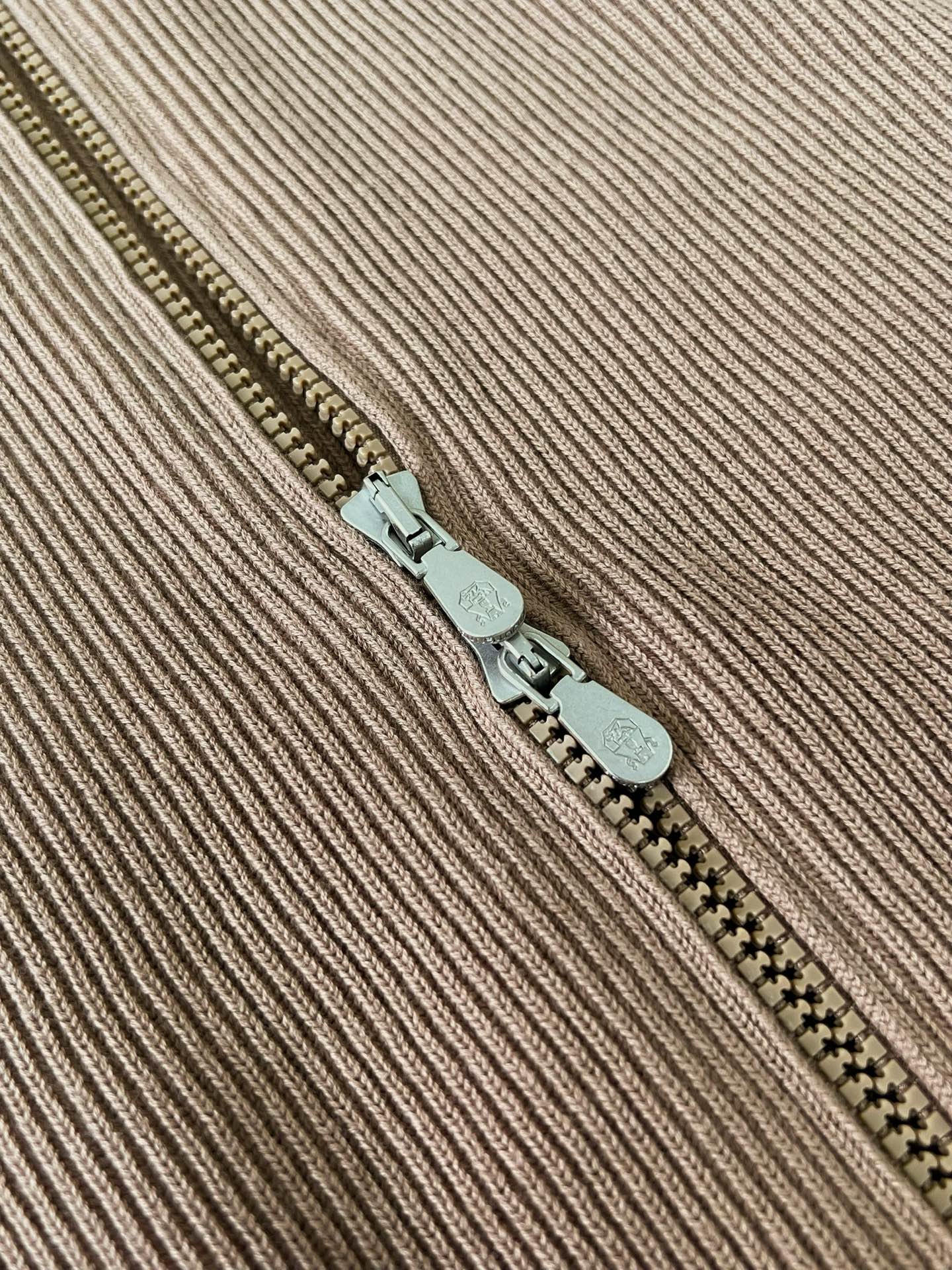 Brunello Cucinelli Strickjacke mit Reissverschluss in Beige