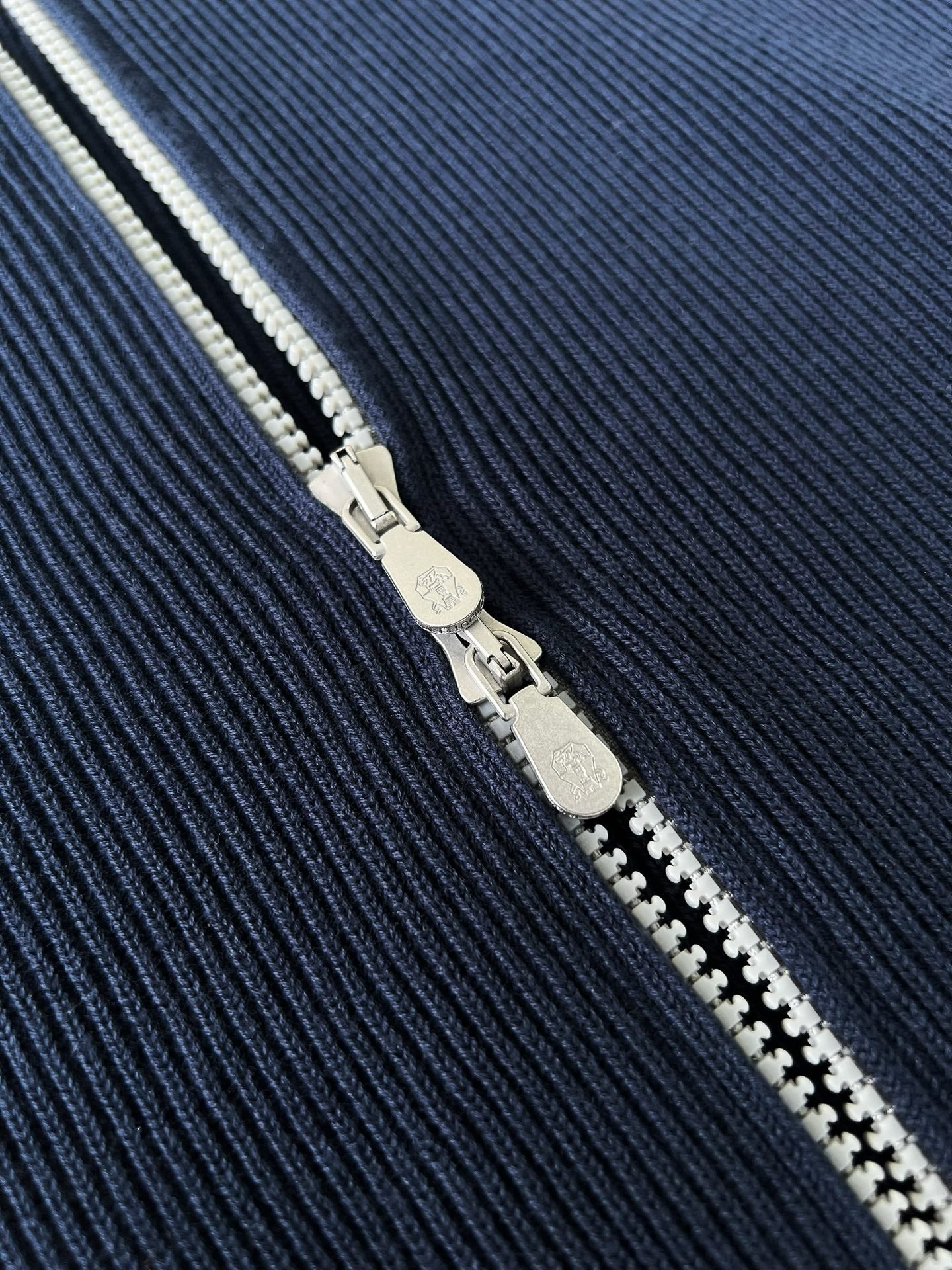 Brunello Cucinelli Herren-Strickjacke mit Reissverschluss Marineblau