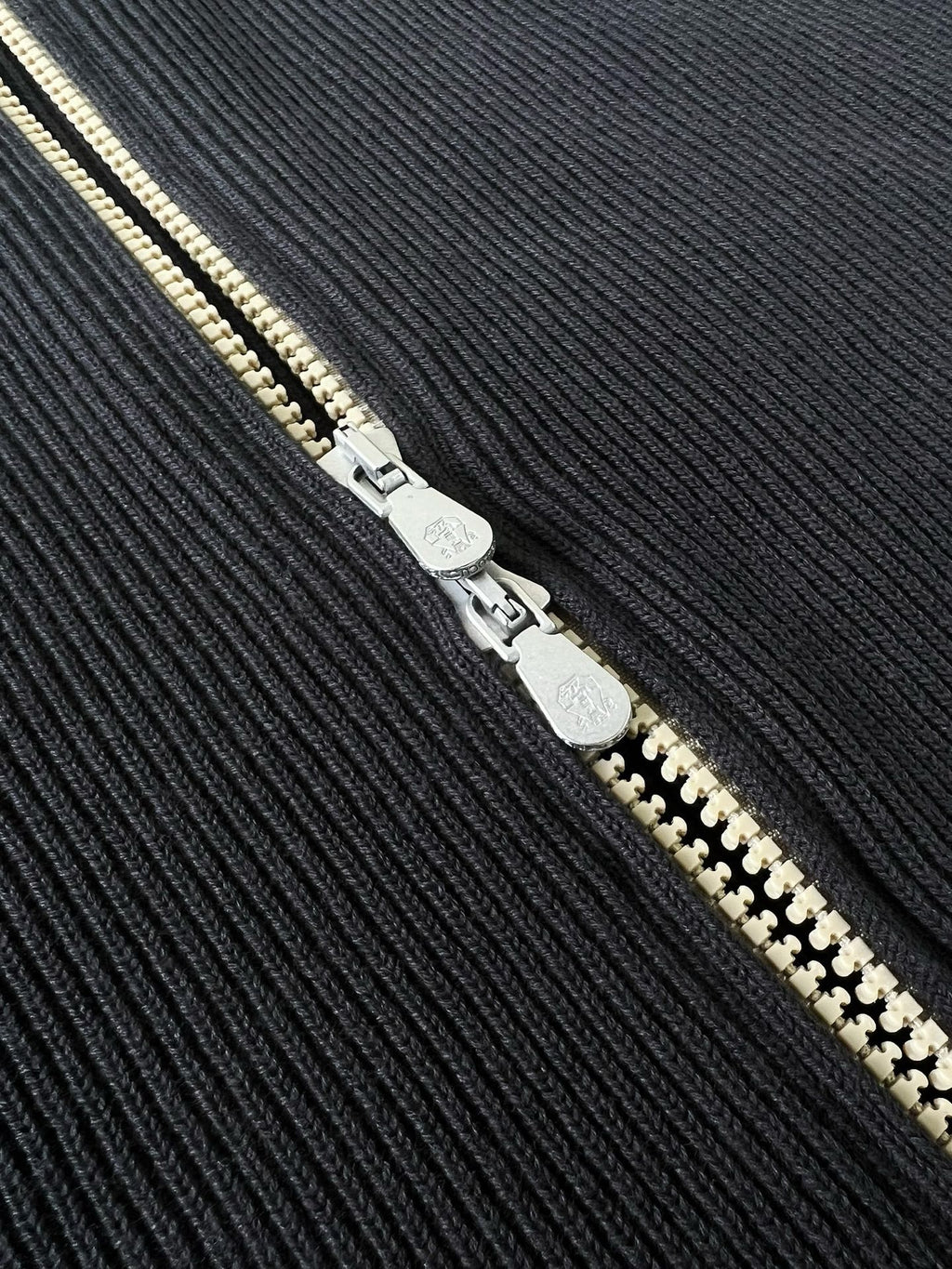 Brunello Cucinelli Herren-Strickjacke mit Zipper Dunkelgrau