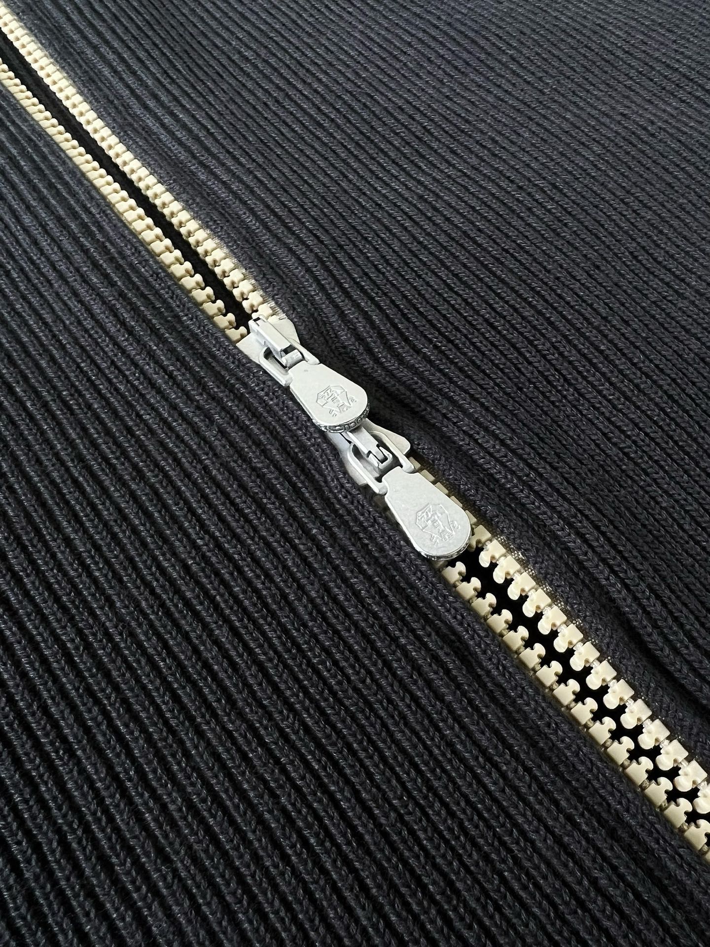 Brunello Cucinelli Herren-Strickjacke mit Zipper Dunkelgrau