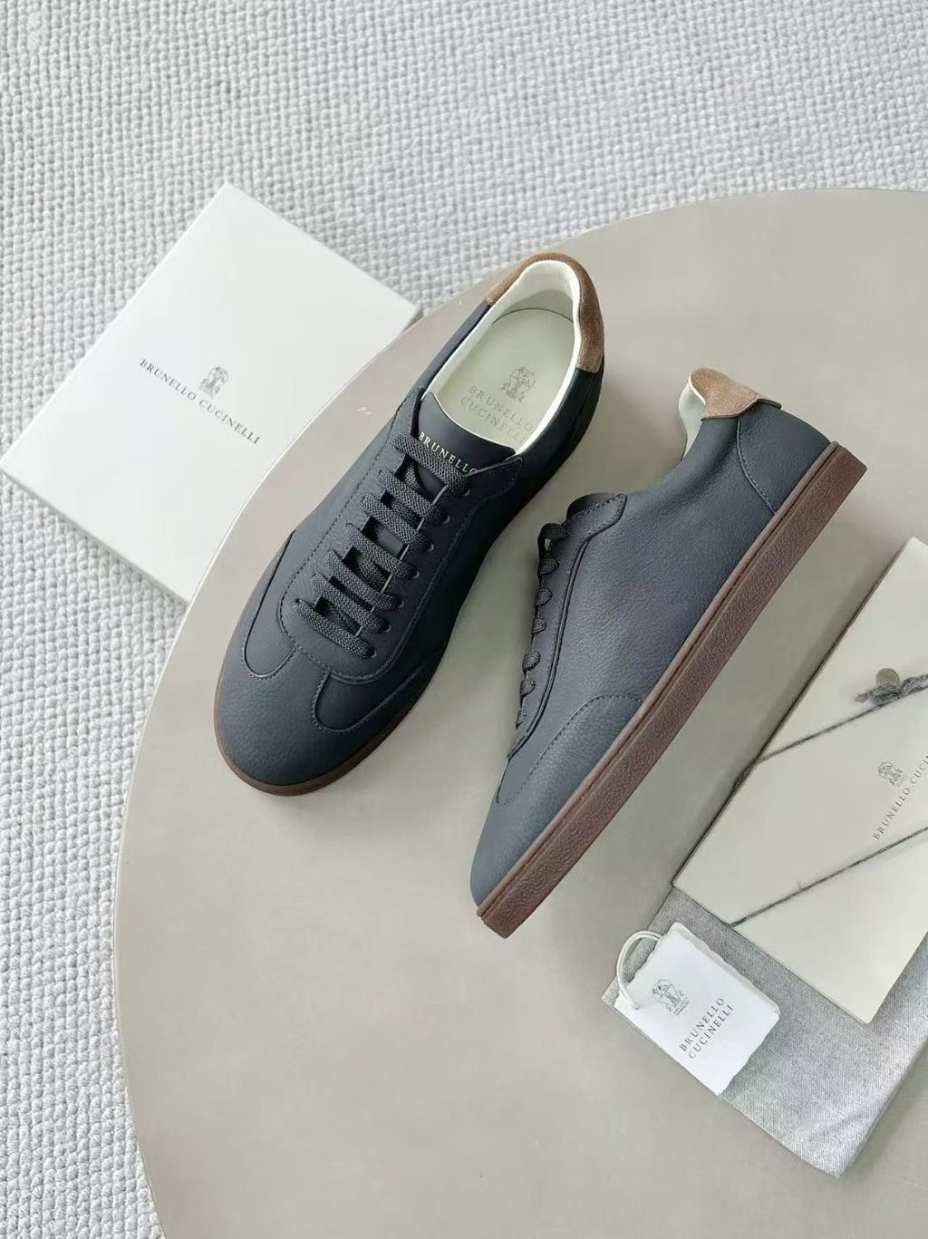 Brunello Cucinelli Herren-Sneaker mit Strukturleder Anthrazit mit Kontrastbesatz