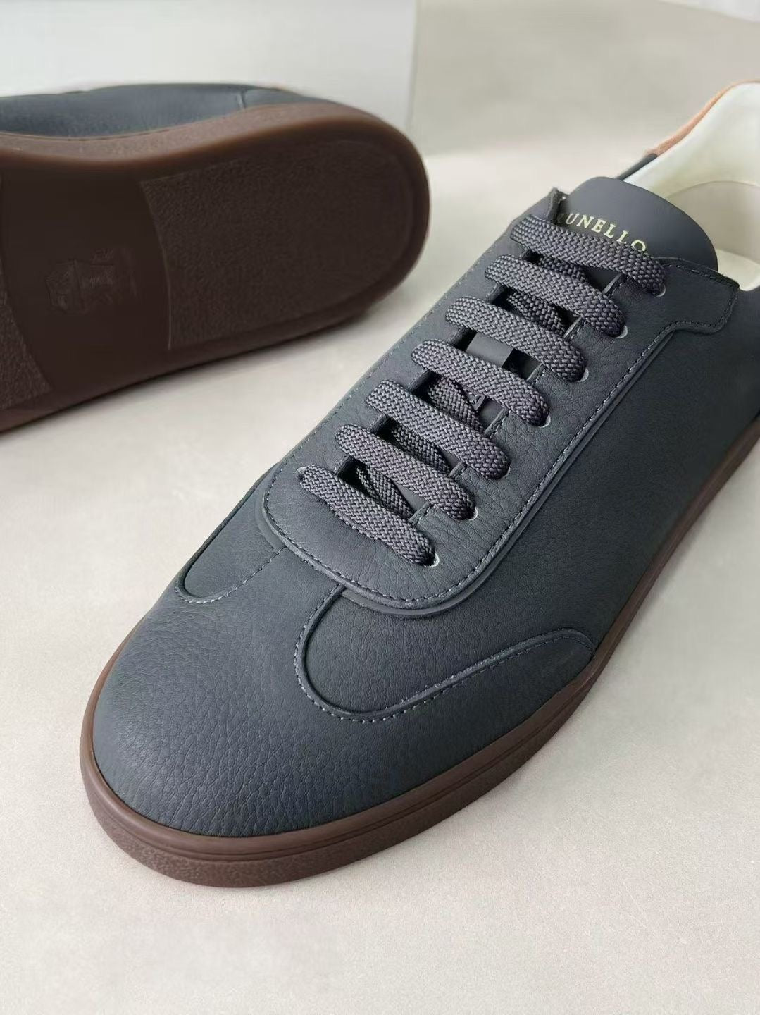 Brunello Cucinelli Herren-Sneaker mit Strukturleder Anthrazit mit Kontrastbesatz