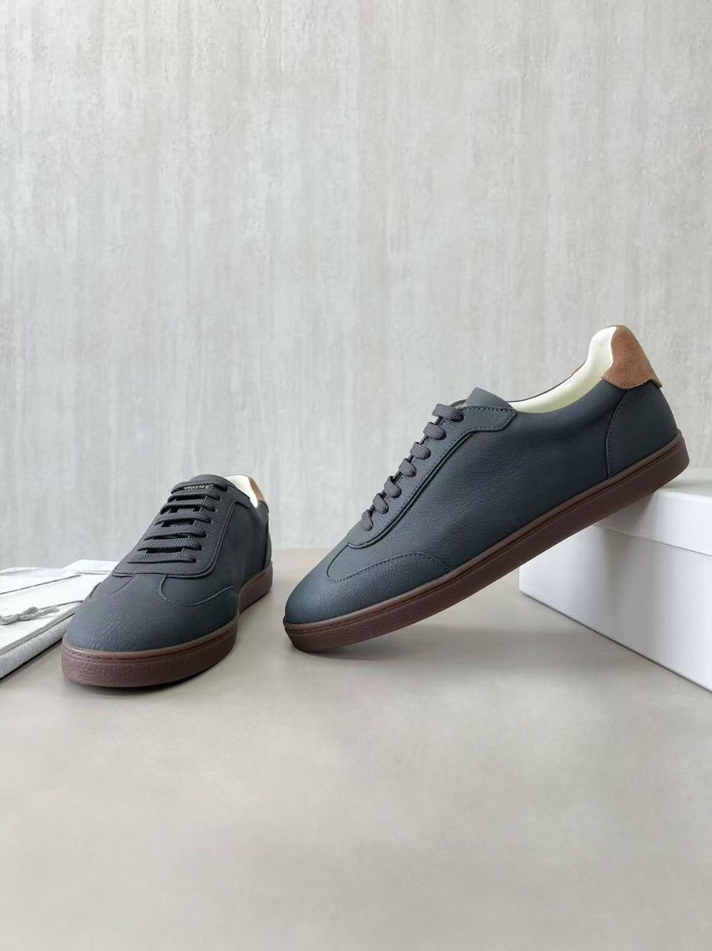 Brunello Cucinelli Herren-Sneaker mit Strukturleder Anthrazit mit Kontrastbesatz