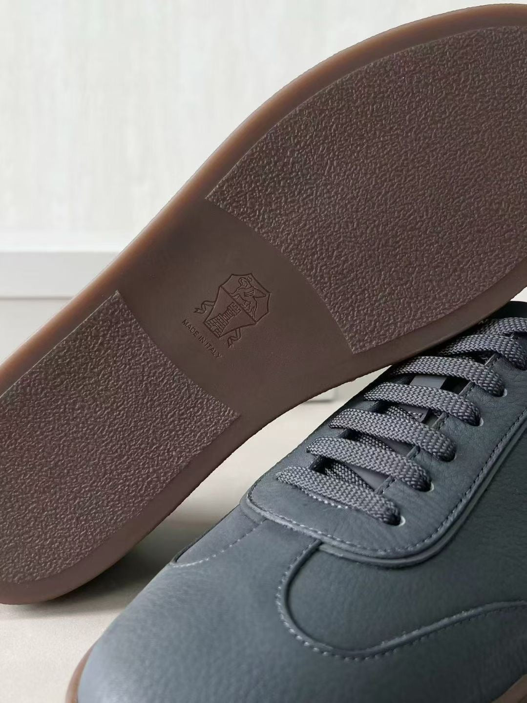 Brunello Cucinelli Herren-Sneaker mit Strukturleder Anthrazit mit Kontrastbesatz