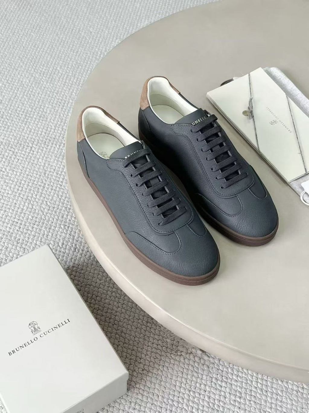 Brunello Cucinelli Herren-Sneaker mit Strukturleder Anthrazit mit Kontrastbesatz