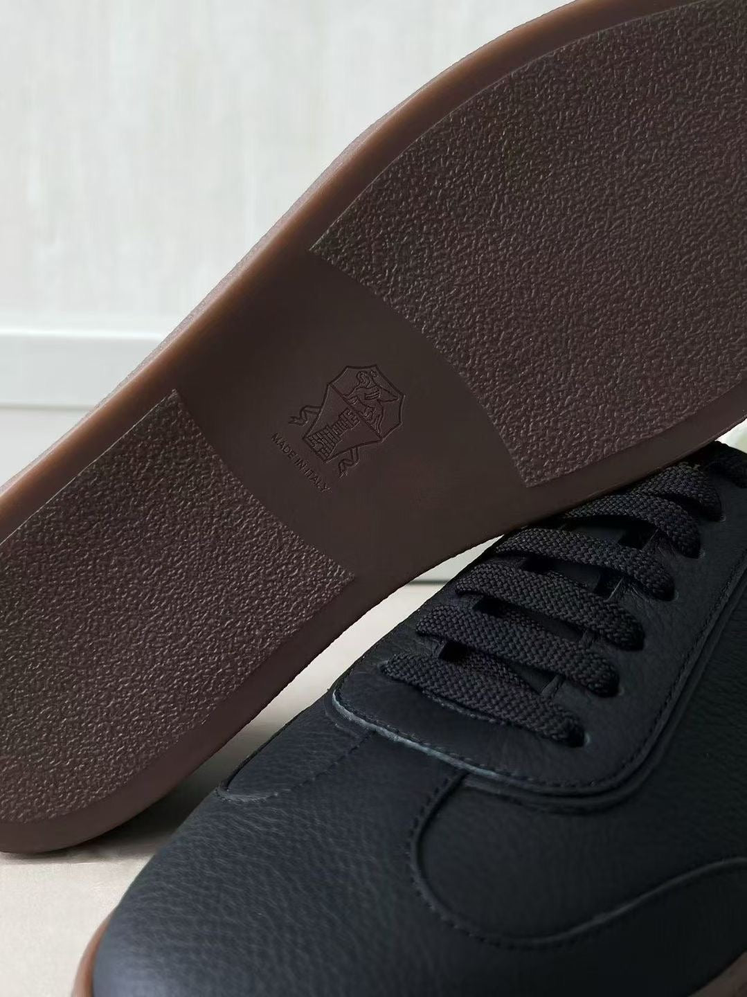 Brunello Cucinelli Herren-Sneaker aus Leder Schwarz mit Kontrastdetail