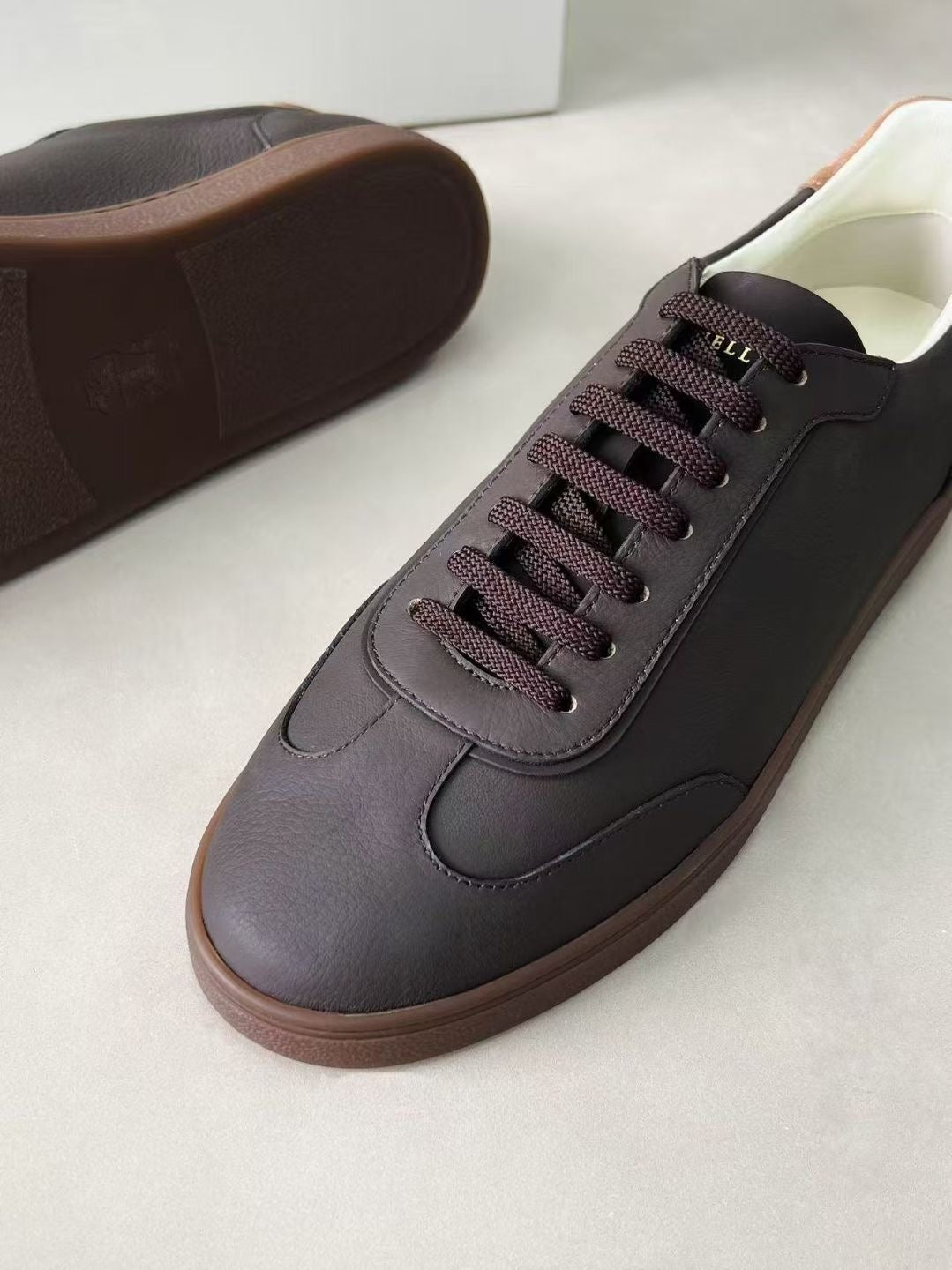 Brunello Cucinelli Herren-Sneaker aus Veloursleder Dunkelbraun mit beigefarbenem Akzent
