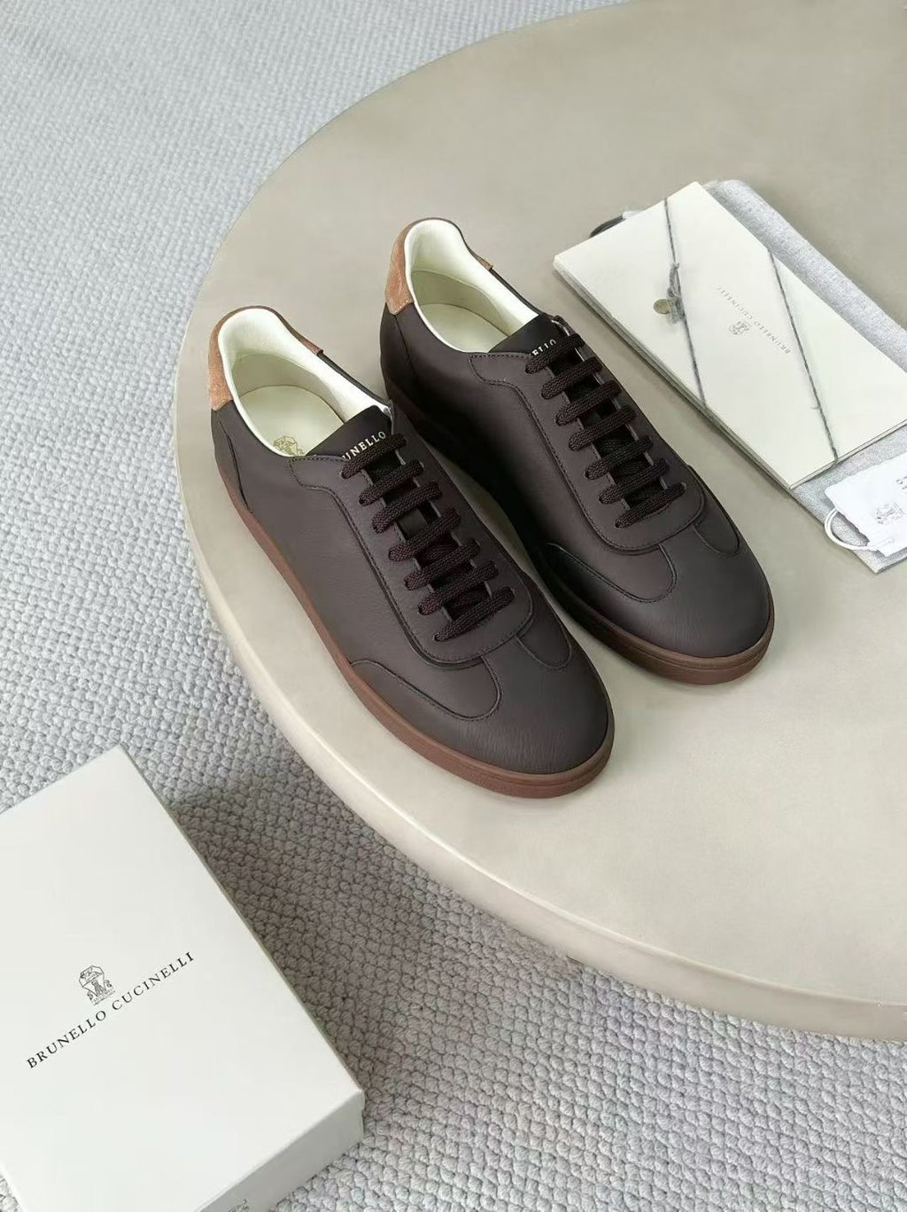 Brunello Cucinelli Herren-Sneaker aus Veloursleder Dunkelbraun mit beigefarbenem Akzent