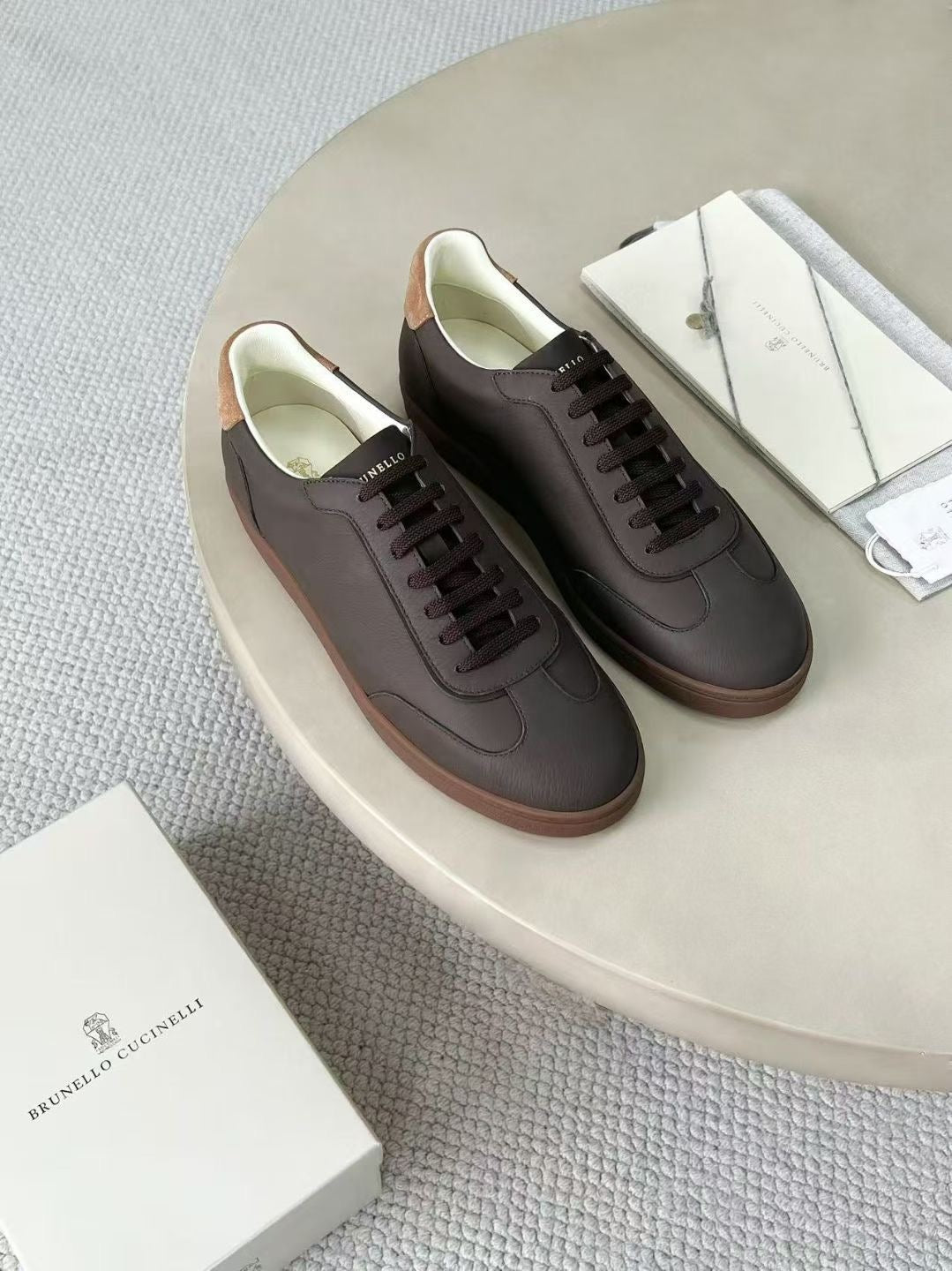 Brunello Cucinelli Herren-Sneaker aus Veloursleder Dunkelbraun mit beigefarbenem Akzent