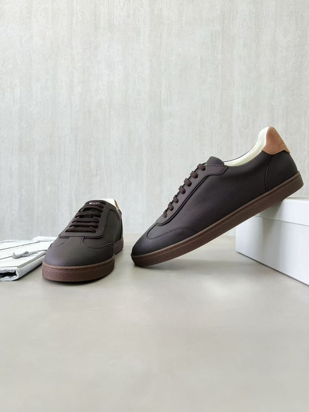 Brunello Cucinelli Herren-Sneaker aus Veloursleder Dunkelbraun mit beigefarbenem Akzent