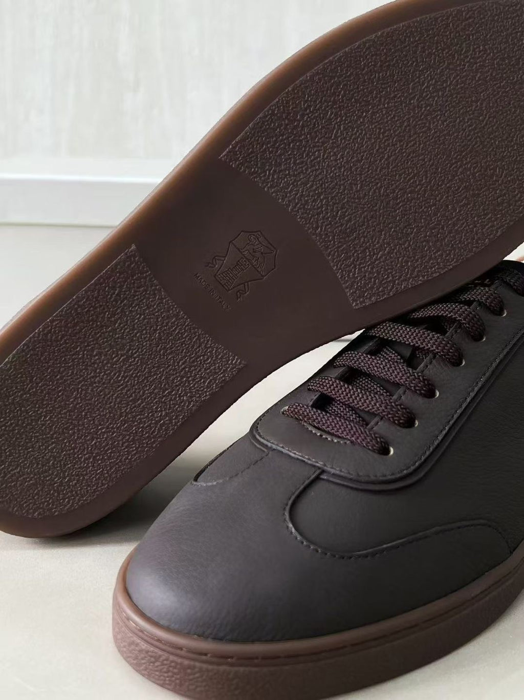 Brunello Cucinelli Herren-Sneaker aus Veloursleder Dunkelbraun mit beigefarbenem Akzent