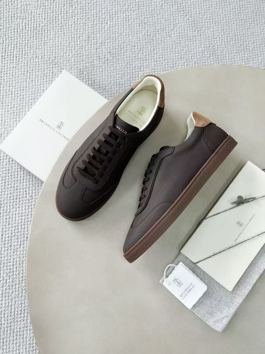 Brunello Cucinelli Herren-Sneaker aus Veloursleder Dunkelbraun mit beigefarbenem Akzent