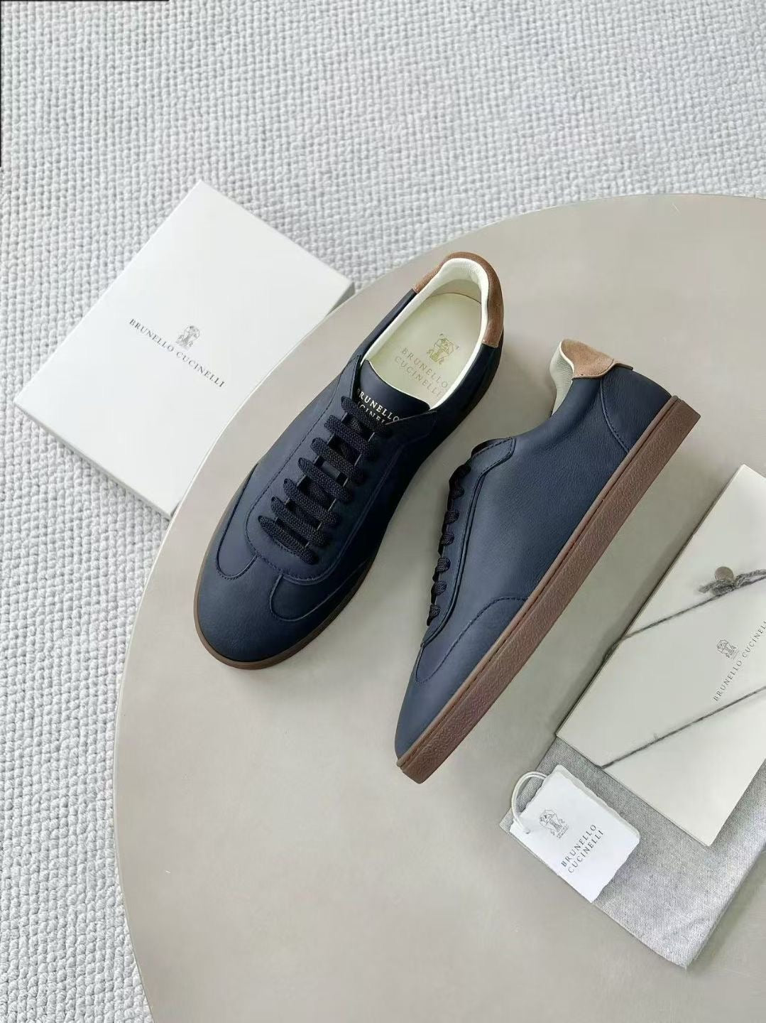 Brunello Cucinelli Leder-Sneaker für Herren  Dunkelblau mit Kontrastdetails