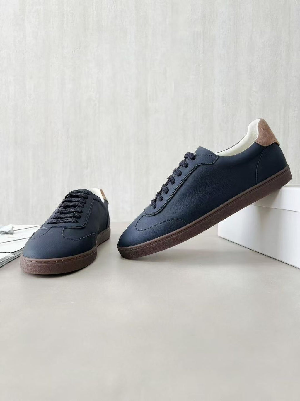 Brunello Cucinelli Leder-Sneaker für Herren  Dunkelblau mit Kontrastdetails