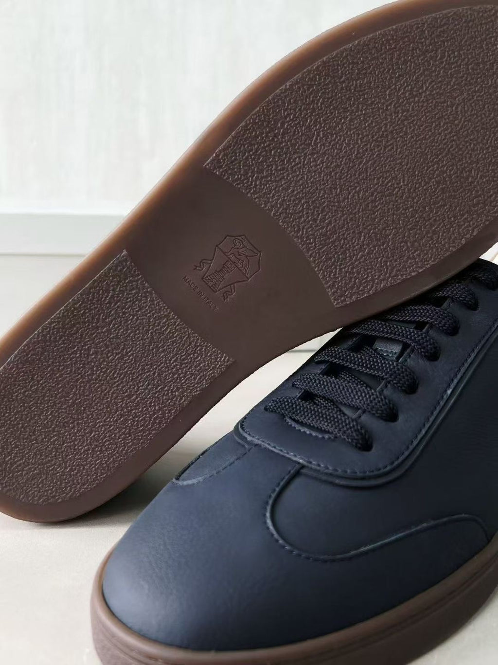 Brunello Cucinelli Leder-Sneaker für Herren  Dunkelblau mit Kontrastdetails