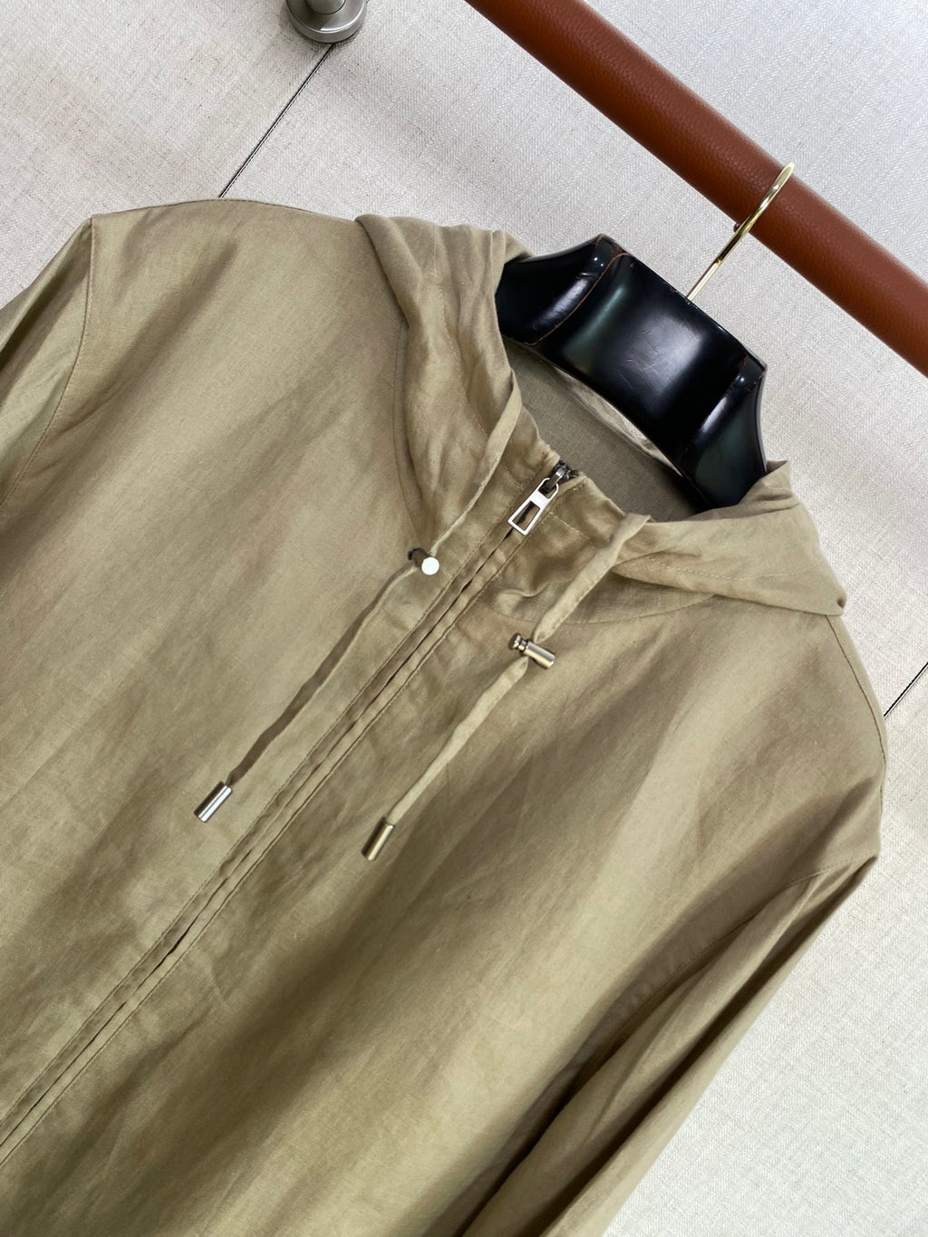 Loro Piana Beige Herren Jacke mit Kapuze, Reissverschluss und elastischen Buendchen