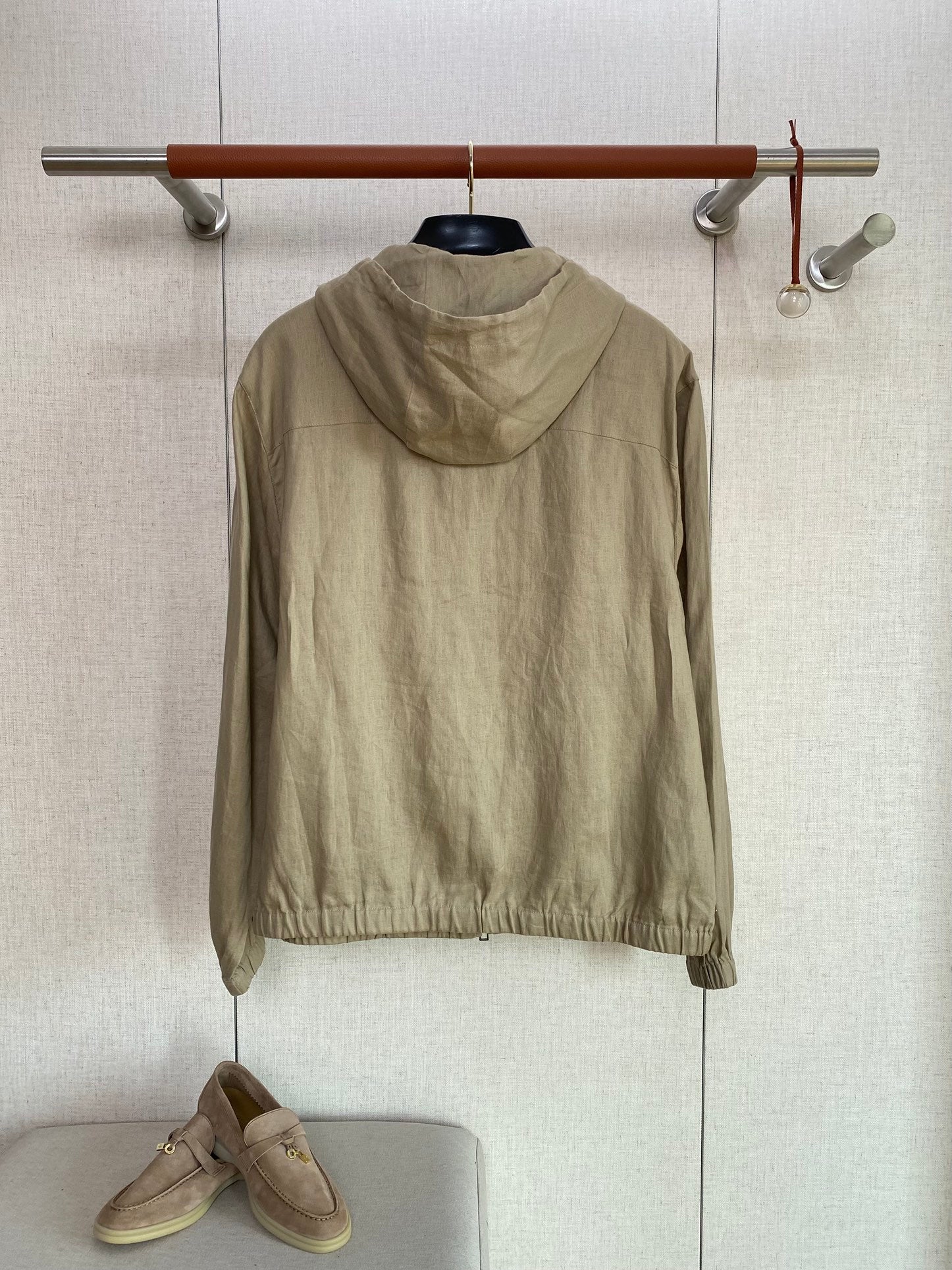 Loro Piana Beige Herren Jacke mit Kapuze, Reissverschluss und elastischen Buendchen