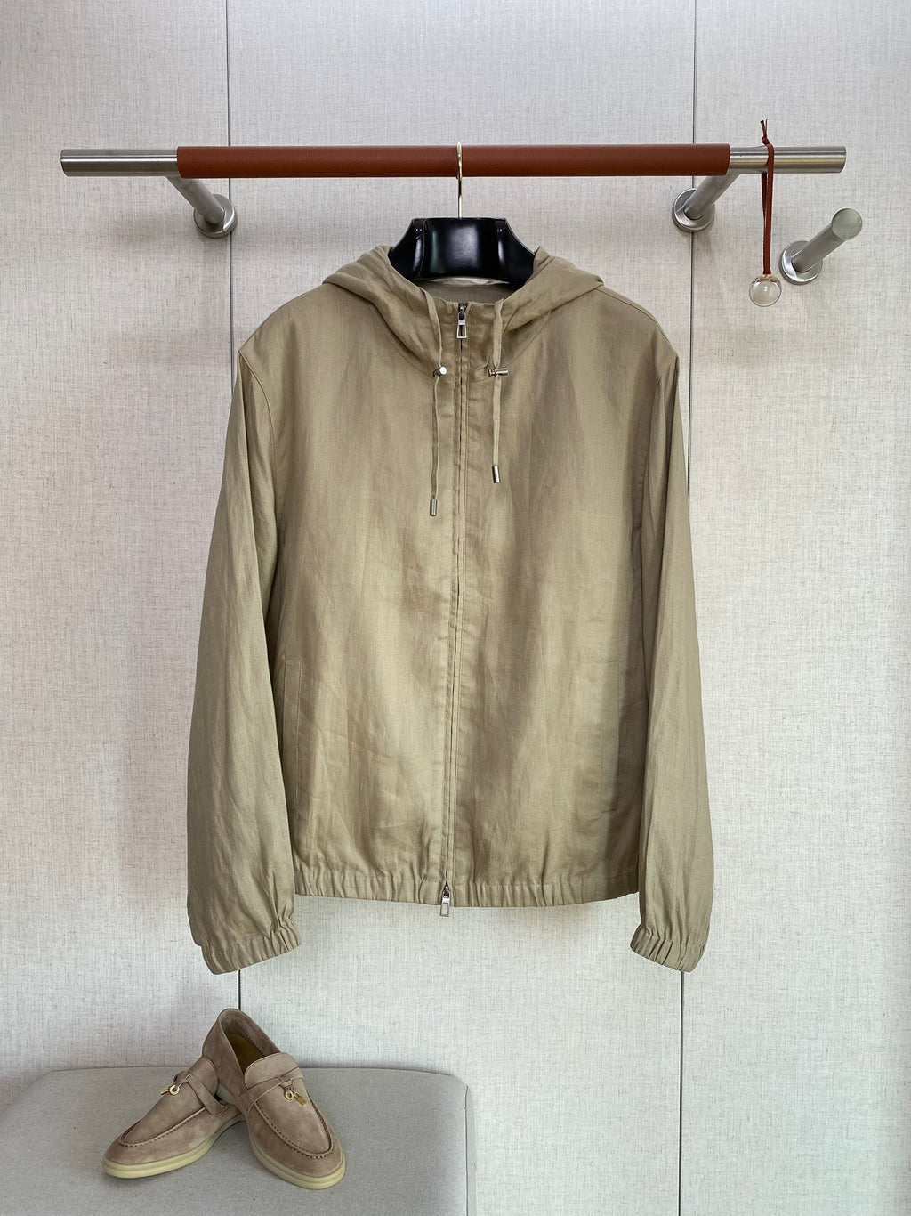 Loro Piana Beige Herren Jacke mit Kapuze, Reissverschluss und elastischen Buendchen