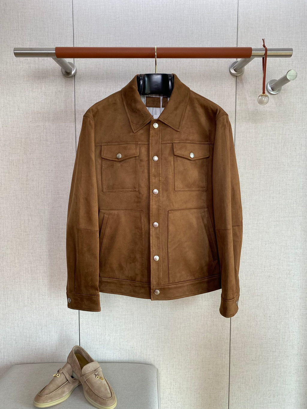 Brunello Cucinelli Braune Veloursleder-Jacke für Herren – Elegante Freizeitjacke mit Druckknöpfen