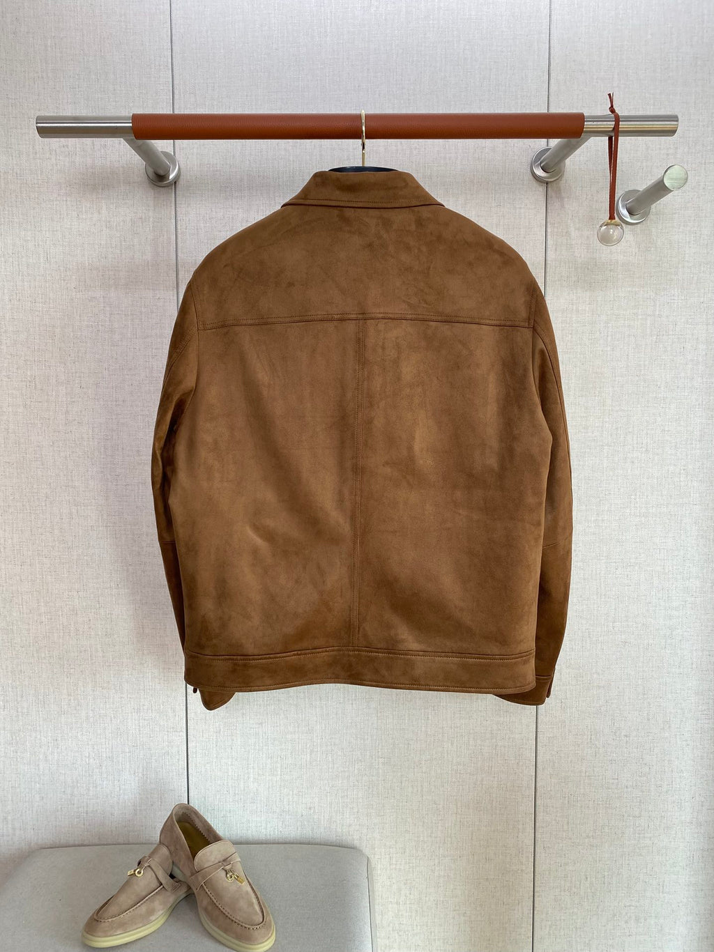 Brunello Cucinelli Braune Veloursleder-Jacke für Herren – Elegante Freizeitjacke mit Druckknöpfen