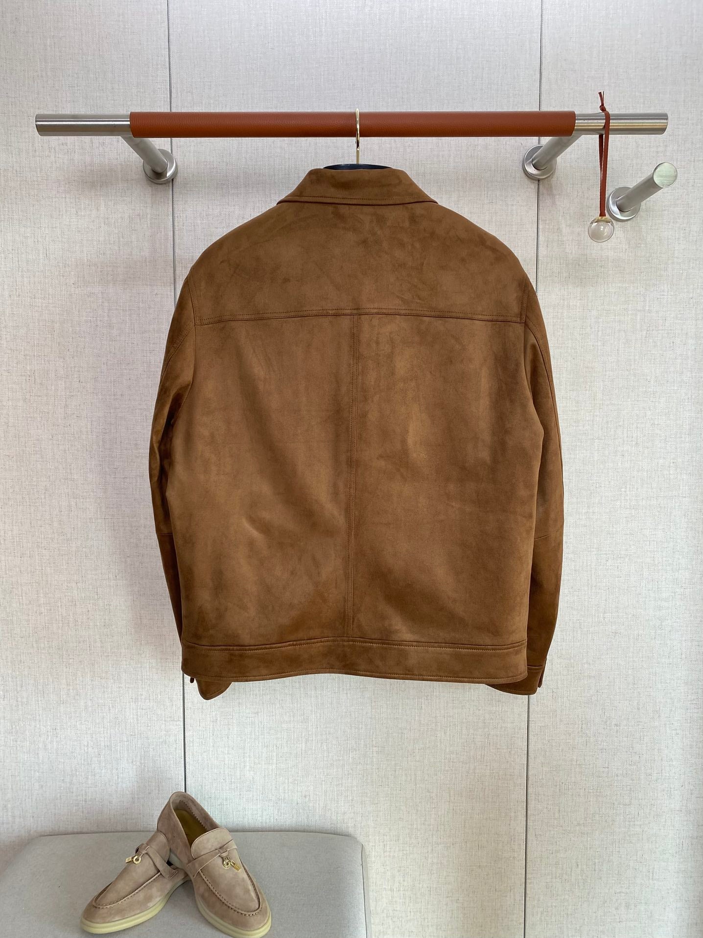 Brunello Cucinelli Braune Veloursleder-Jacke für Herren – Elegante Freizeitjacke mit Druckknöpfen