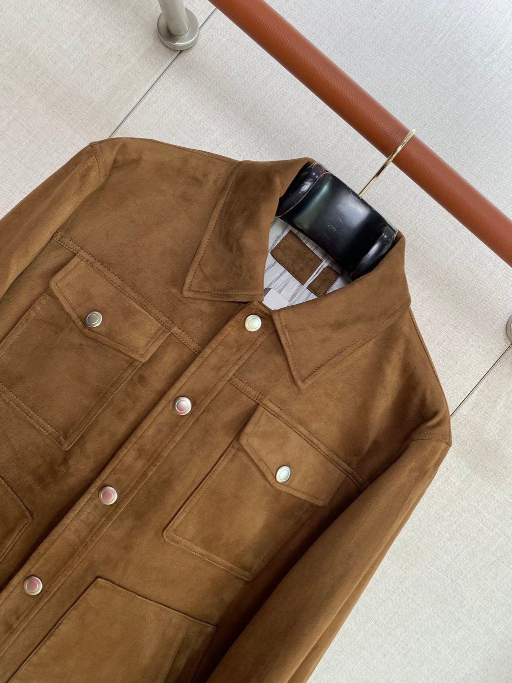 Brunello Cucinelli Braune Veloursleder-Jacke für Herren – Elegante Freizeitjacke mit Druckknöpfen