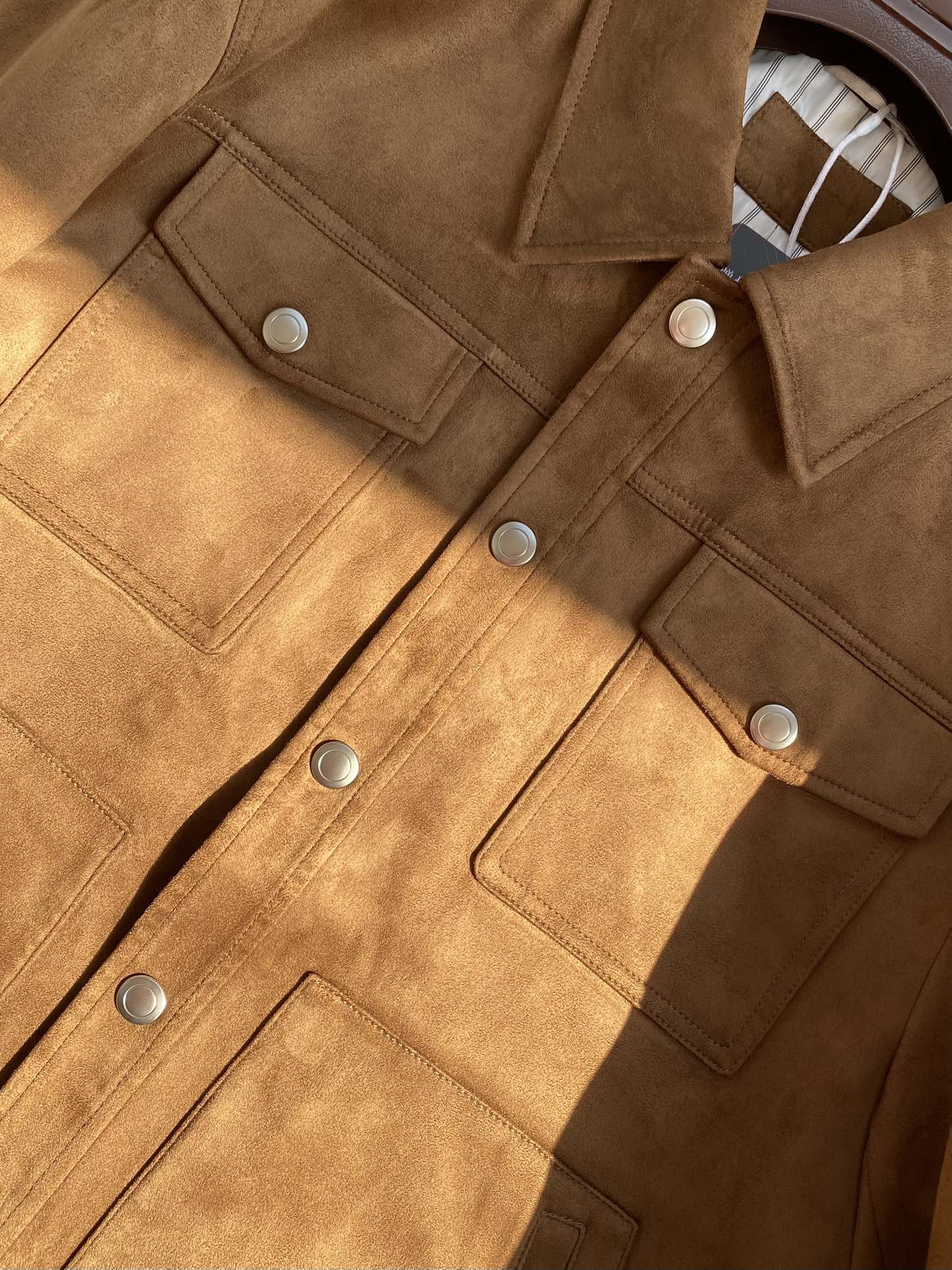 Brunello Cucinelli Braune Veloursleder-Jacke für Herren – Elegante Freizeitjacke mit Druckknöpfen