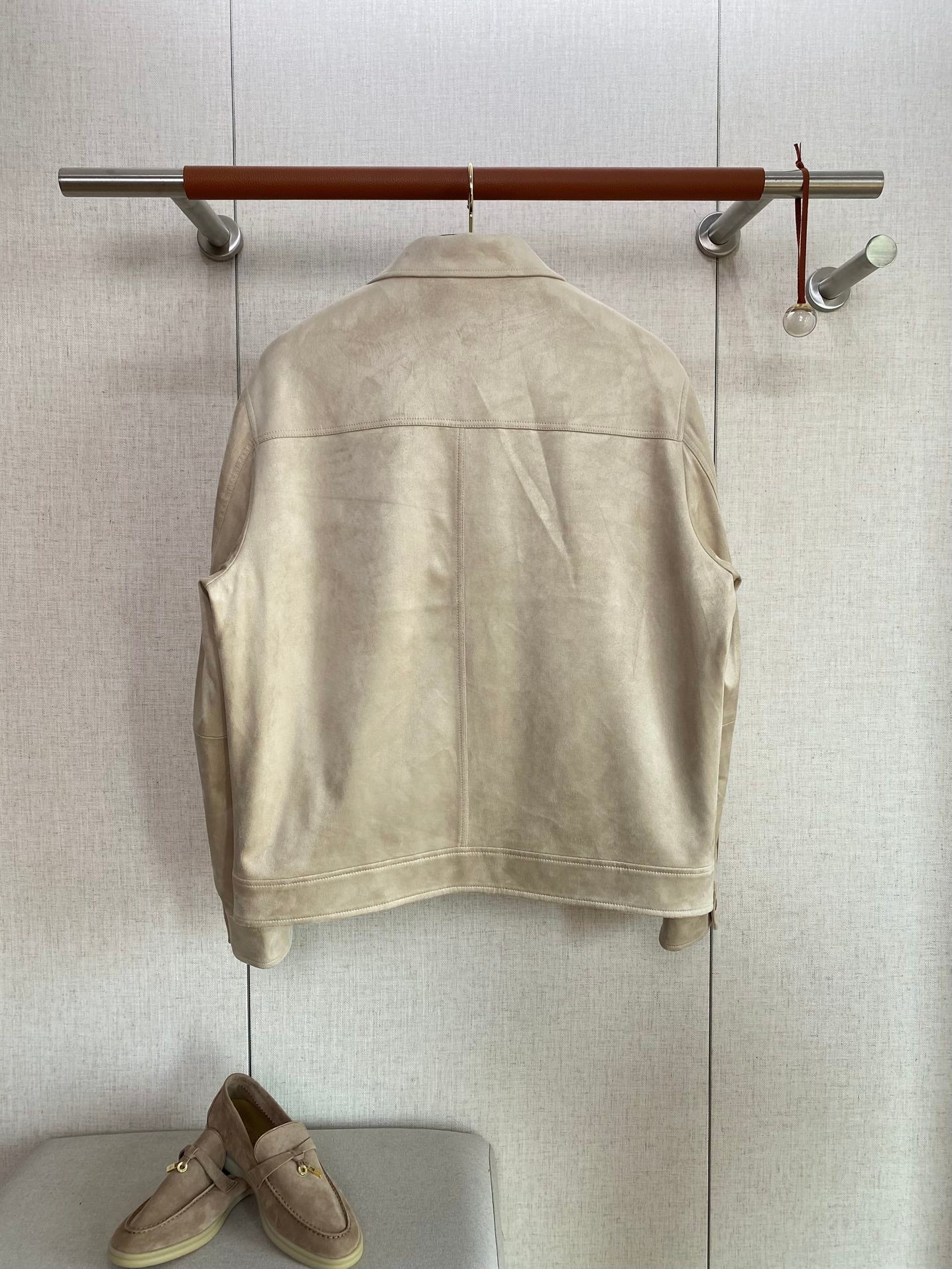 Brunello Cucinelli Hellbeige Velours-Lederjacke für Herren – Elegante Jacke mit Druckknöpfen