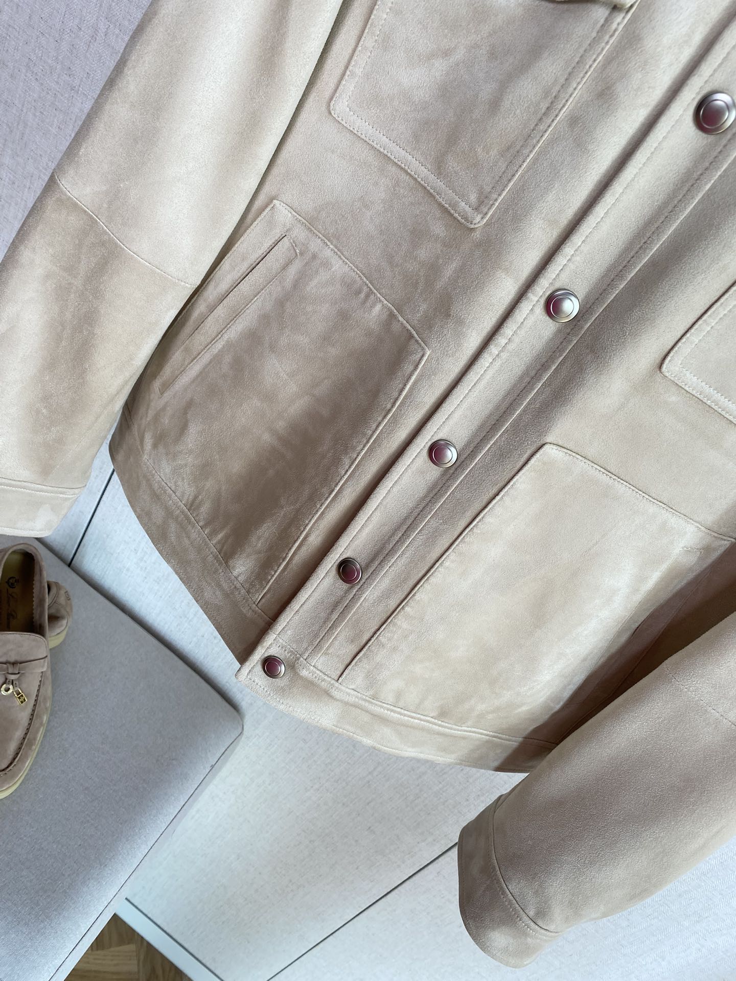 Brunello Cucinelli Hellbeige Velours-Lederjacke für Herren – Elegante Jacke mit Druckknöpfen