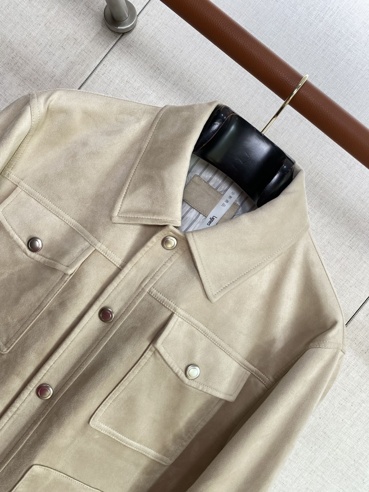 Brunello Cucinelli Hellbeige Velours-Lederjacke für Herren – Elegante Jacke mit Druckknöpfen
