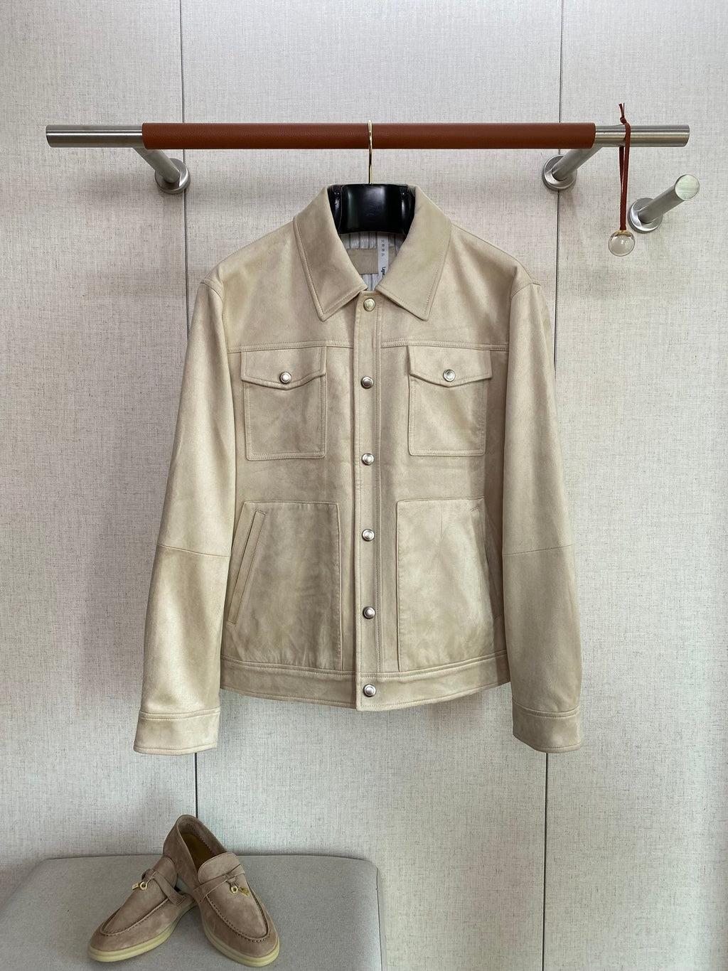 Brunello Cucinelli Hellbeige Velours-Lederjacke für Herren – Elegante Jacke mit Druckknöpfen