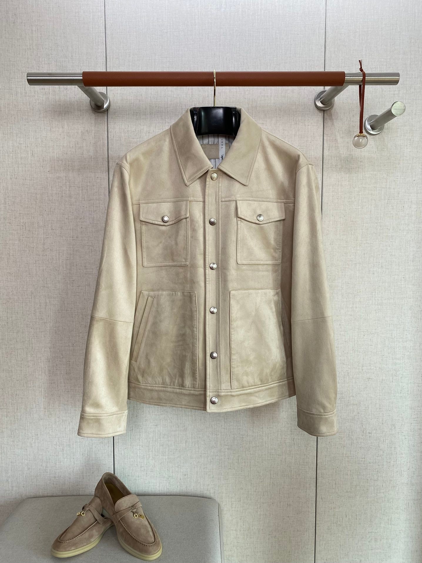 Brunello Cucinelli Hellbeige Velours-Lederjacke für Herren – Elegante Jacke mit Druckknöpfen