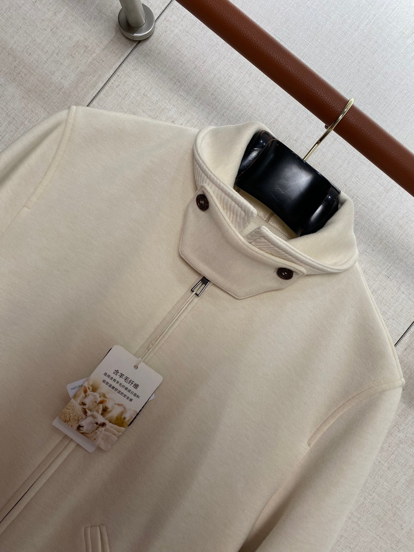 Loro Piana Cremefarbene Herren Jacke mit hohem Kragen, Reissverschluss und Statement-Tag