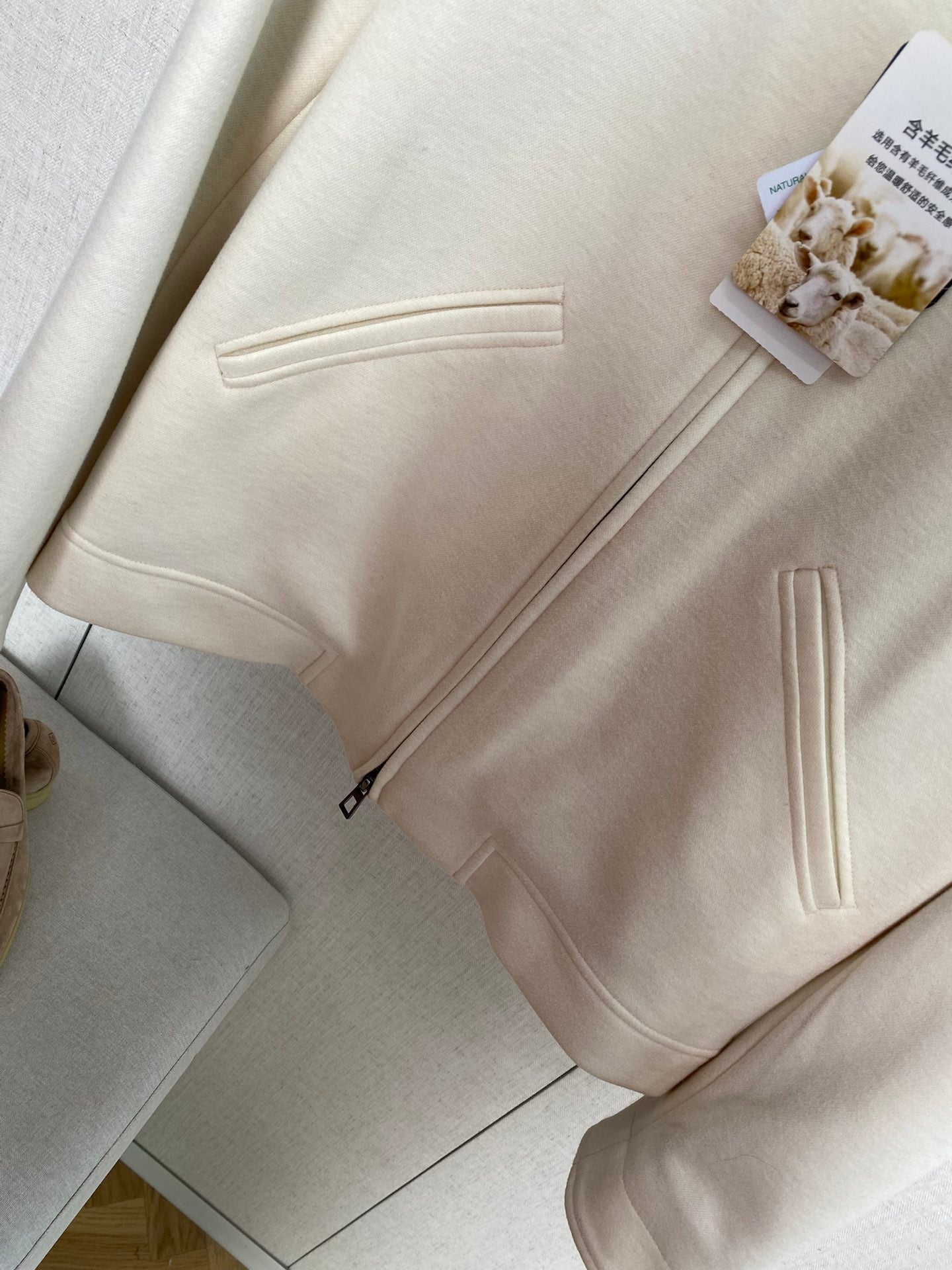 Loro Piana Cremefarbene Herren Jacke mit hohem Kragen, Reissverschluss und Statement-Tag