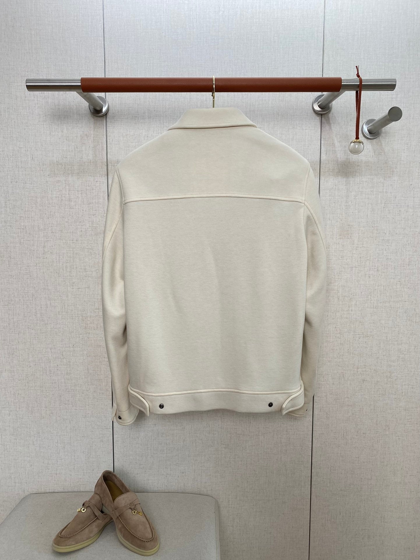 Loro Piana Cremefarbene Herren Jacke mit hohem Kragen, Reissverschluss und Statement-Tag