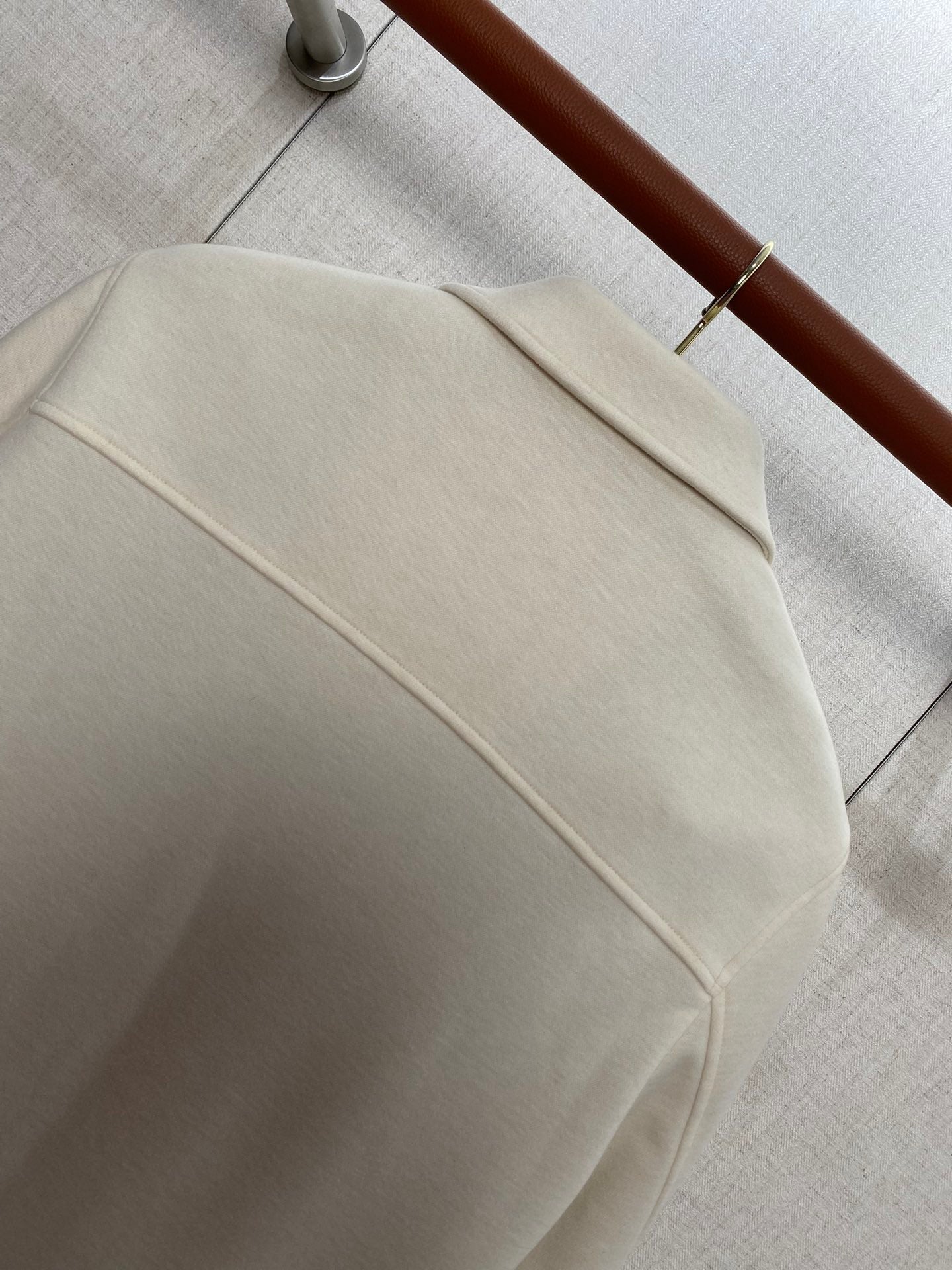 Loro Piana Cremefarbene Herren Jacke mit hohem Kragen, Reissverschluss und Statement-Tag