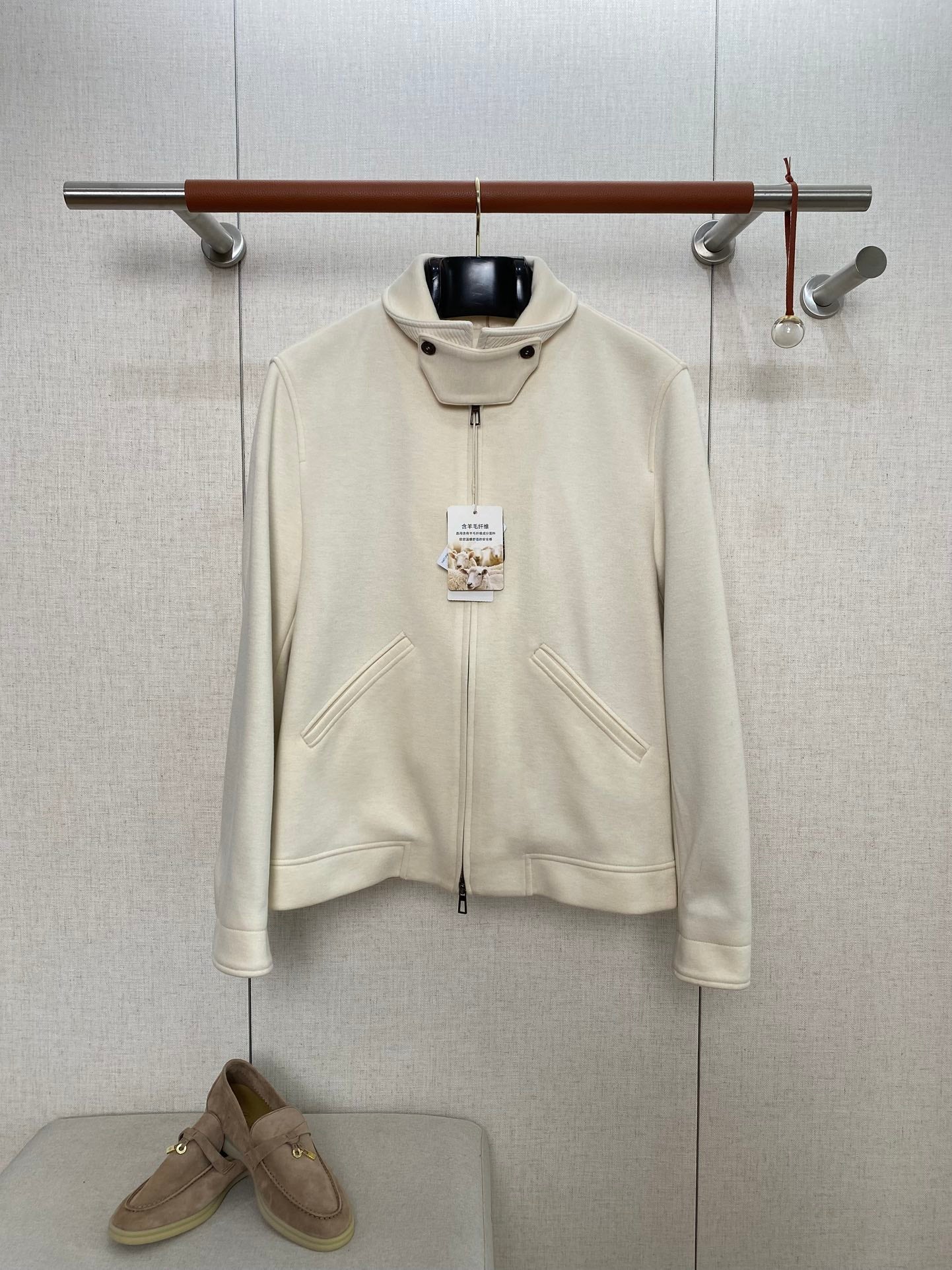 Loro Piana Cremefarbene Herren Jacke mit hohem Kragen, Reissverschluss und Statement-Tag