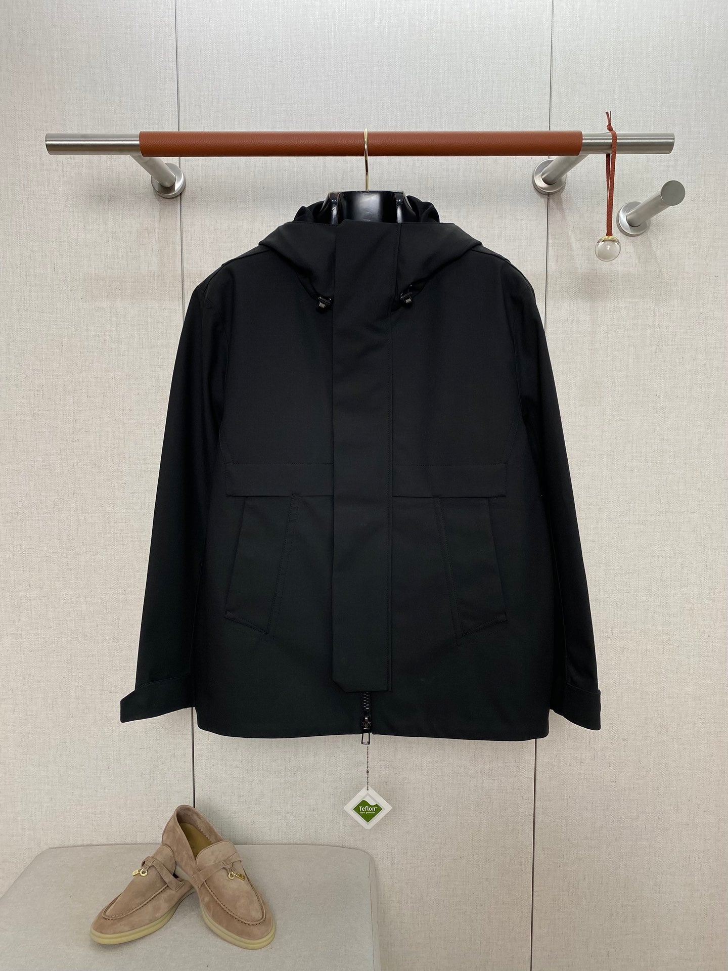 Loro Piana Schwarze Herren Jacke mit Kapuze, Frontklappe und Pattentaschen
