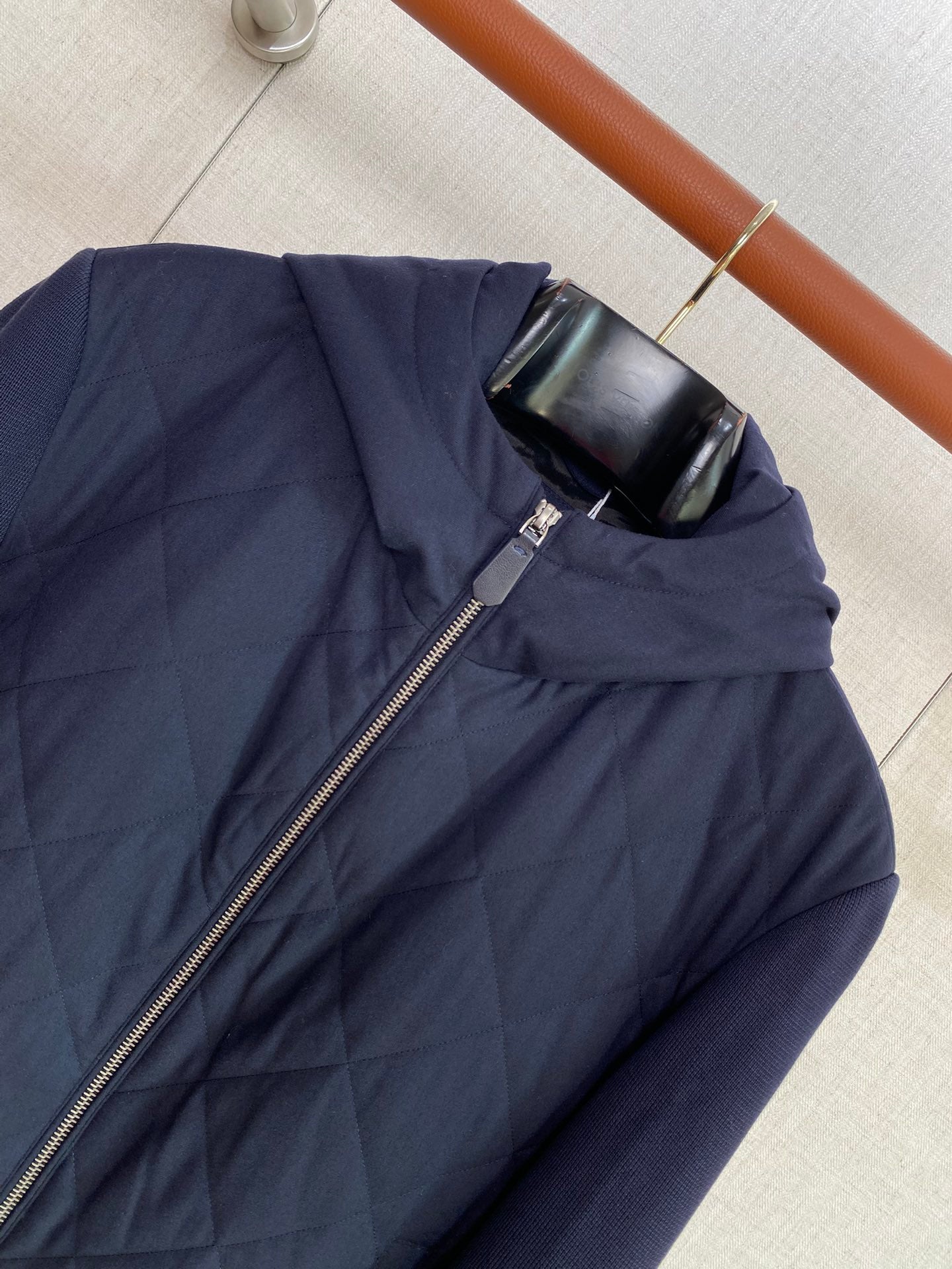 Loro Piana Dunkelblaue Herren Steppjacke mit Kapuze und Reissverschluss