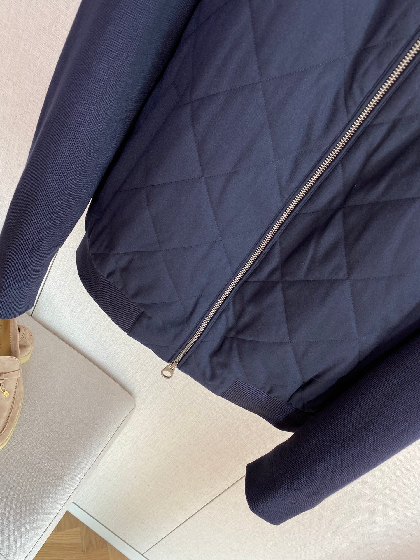 Loro Piana Dunkelblaue Herren Steppjacke mit Kapuze und Reissverschluss