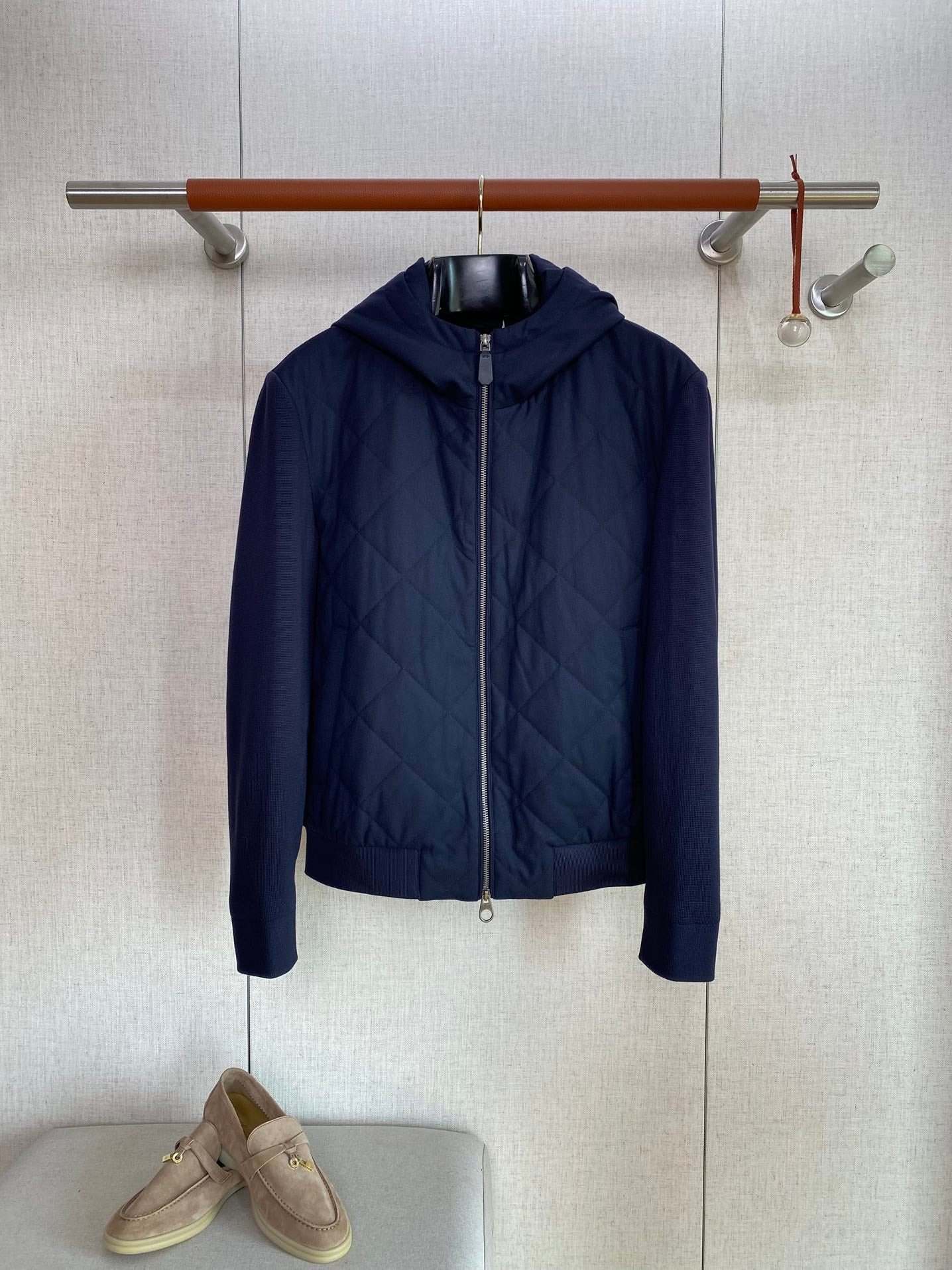 Loro Piana Dunkelblaue Herren Steppjacke mit Kapuze und Reissverschluss