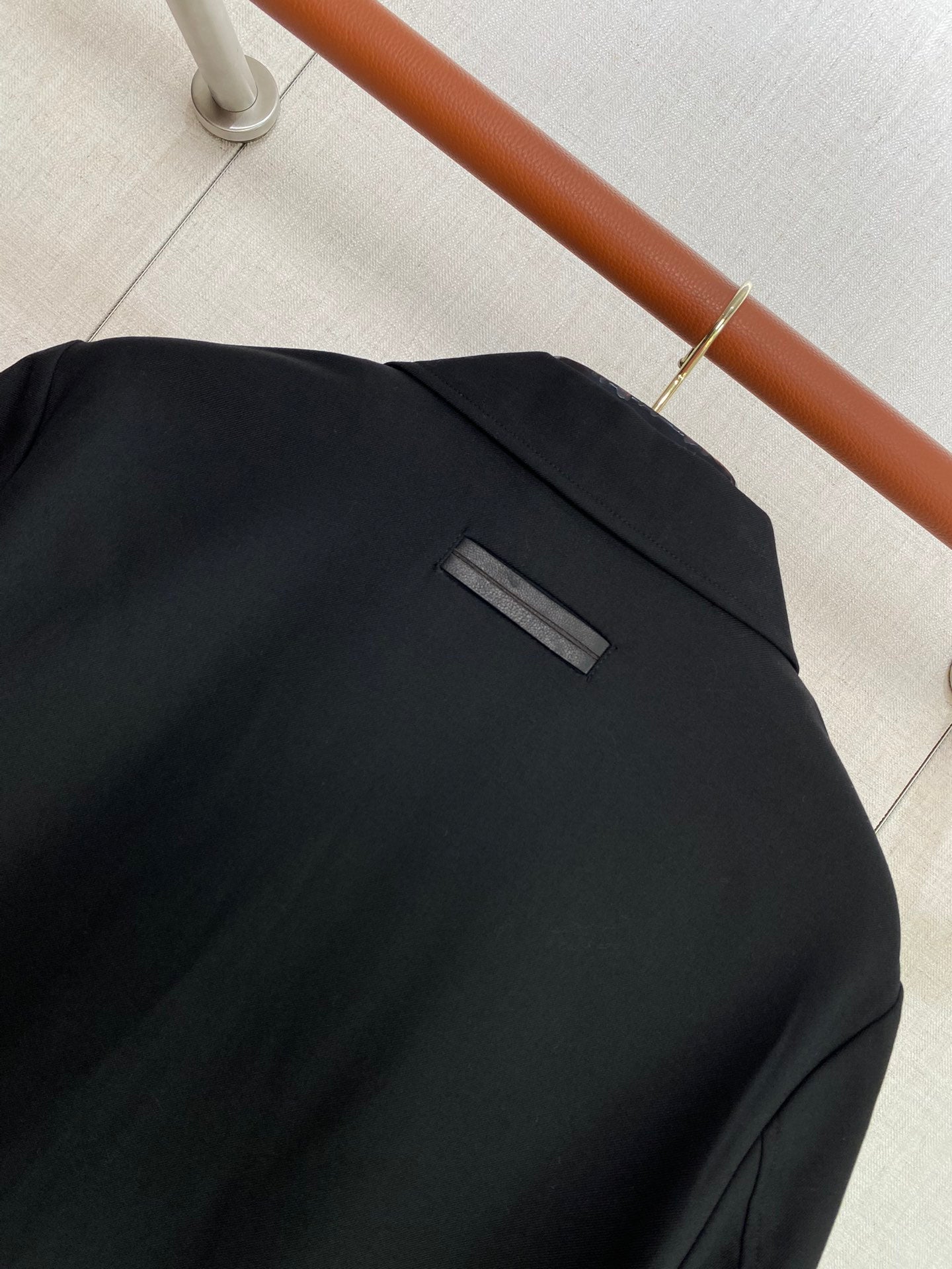 Loro Piana Schwarze Herren Jacke mit Brusttaschen und Knopfdetails aus glattem Material
