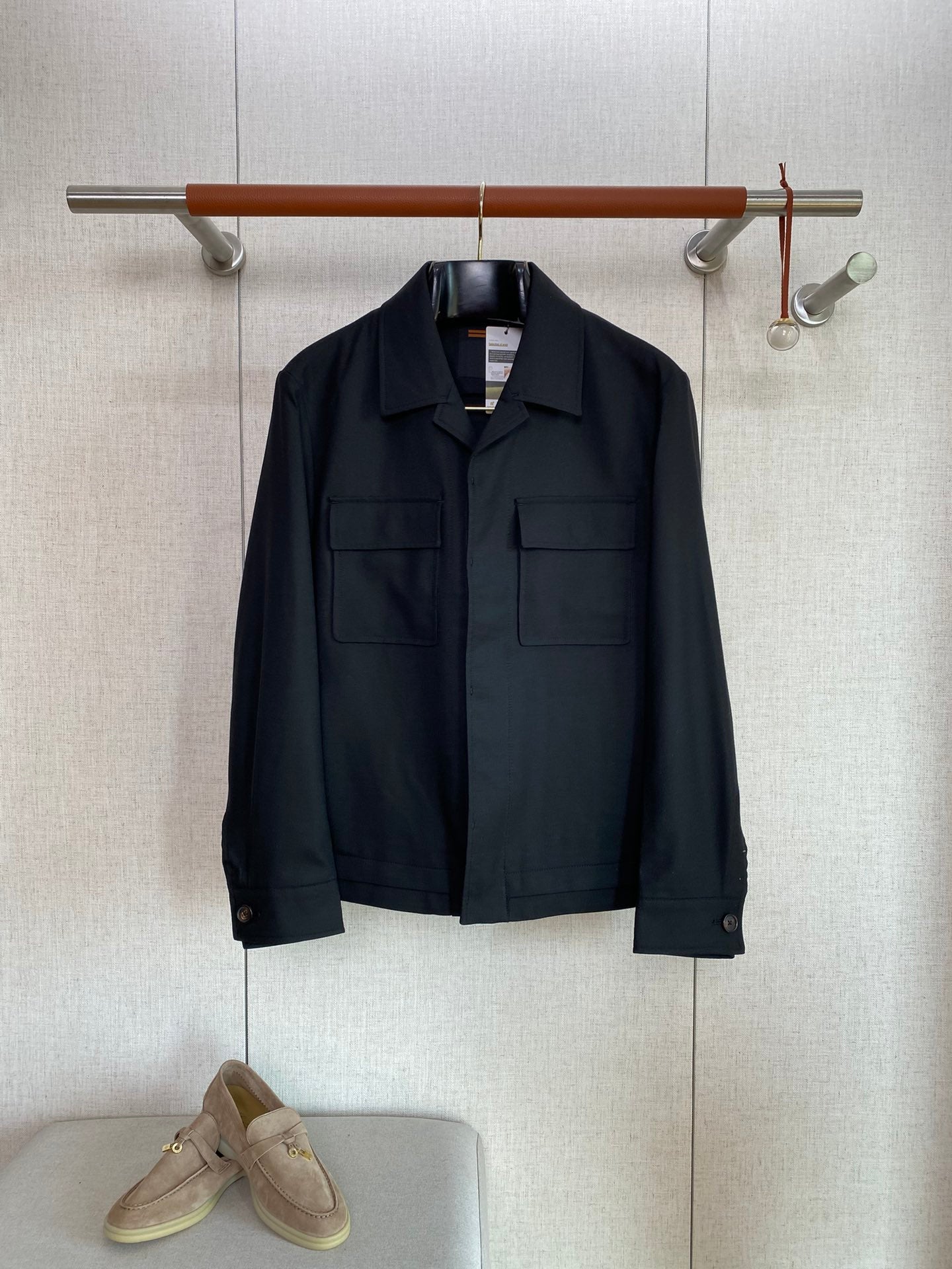 Loro Piana Schwarze Herren Jacke mit Brusttaschen und Knopfdetails aus glattem Material